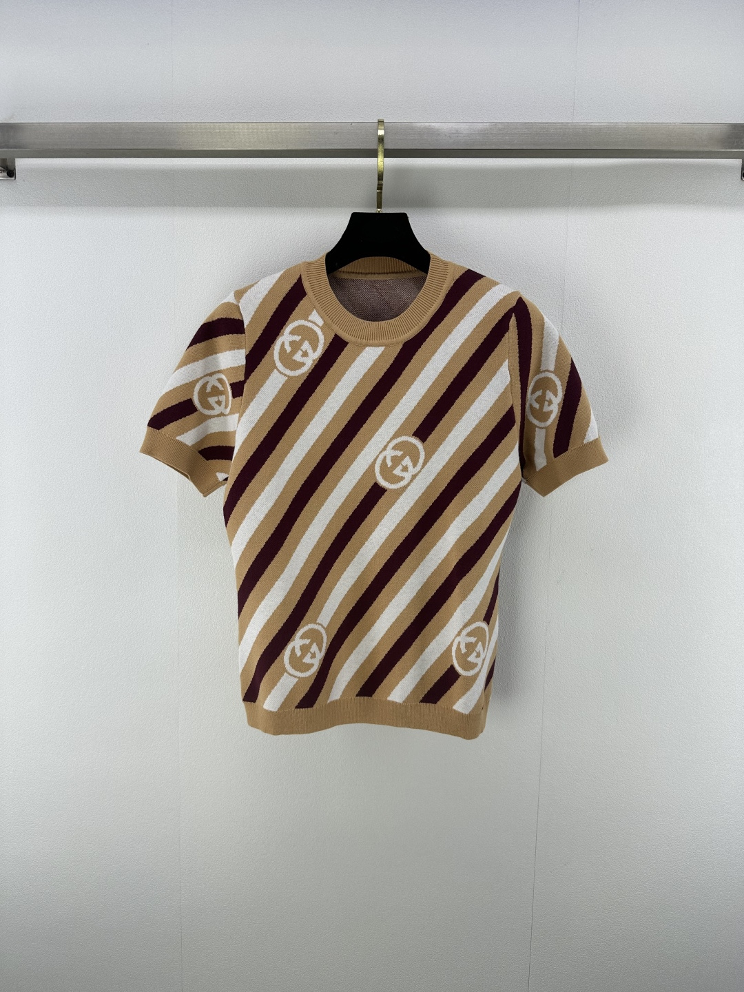 NO:450015,New details on Gucc* 26 Early spring new twill short sleeves, color blocking creates a spring vivid feeling, jacquard double g knitted texture wraps just right comfort and neat, simple and high-end, easy to grasp French elegance 2 colors 3 codes SML, gucci, T-shirt, alexander wang19860909Gucc*上新细节 26 早春新款斜纹短袖,拼色撞出春日鲜活感,提花双g针织肌理裹着刚刚好的舒适与利落, 简约又高级, 轻松拿捏法式优雅 2色3码SML,,gucci,T-shirt,alexander wang,Women's clothing