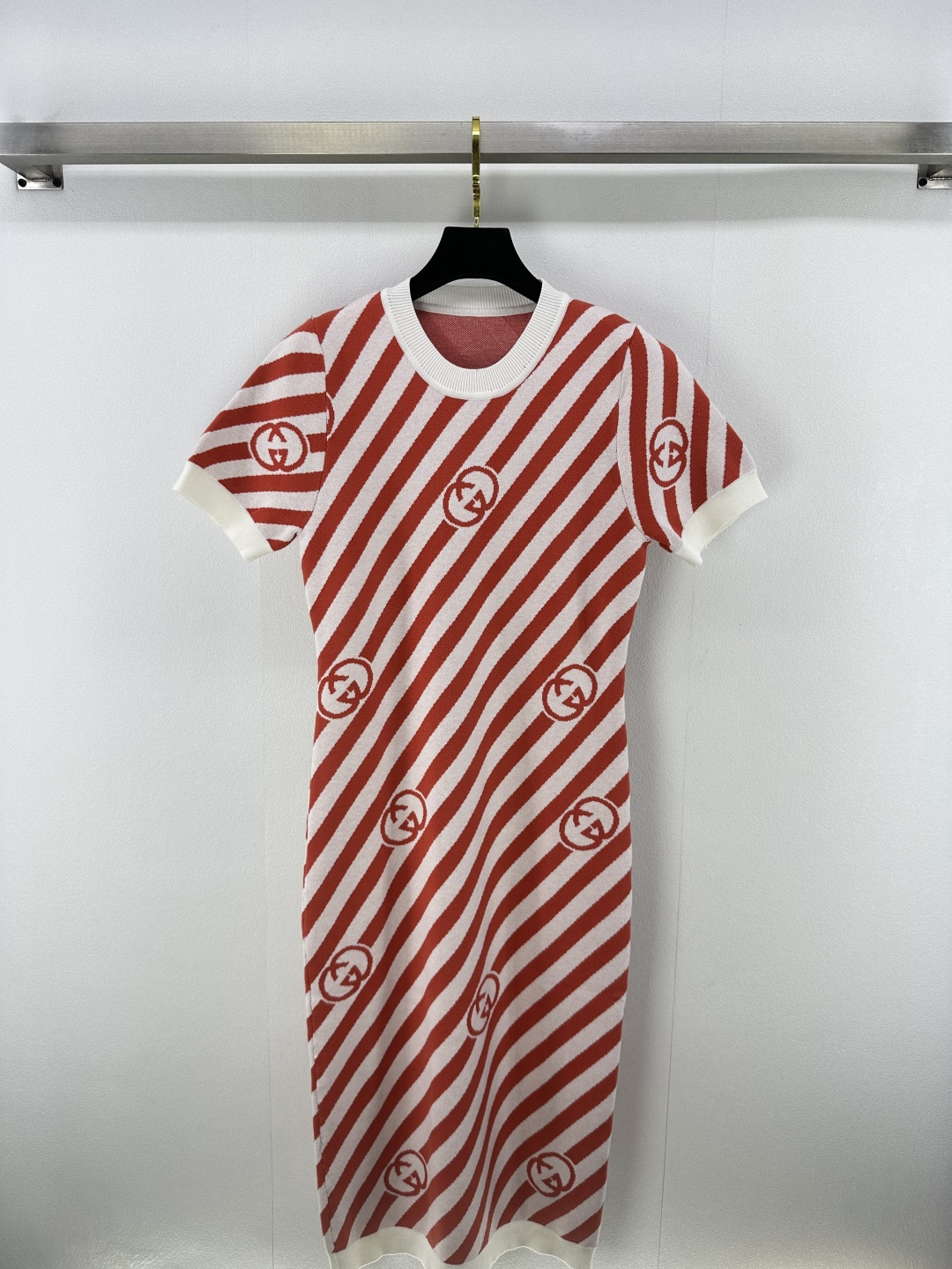 NO:450011,New details on Gucc* 26 Early spring new twill short-sleeved skirt, color blocking creates a spring vivid feeling, jacquard double g knitted texture wraps just right comfort and neat, simple and high-end, easy to grasp French elegance 2 colors 3 codes SML, gucci, skirts, T-shirt, alexander wang19860909Gucc*上新细节 26 早春新款斜纹短袖裙,拼色撞出春日鲜活感,提花双g针织肌理裹着刚刚好的舒适与利落, 简约又高级, 轻松拿捏法式优雅 2色3码SML,,gucci,skirts,T-shirt,alexander wang,Women's clothing