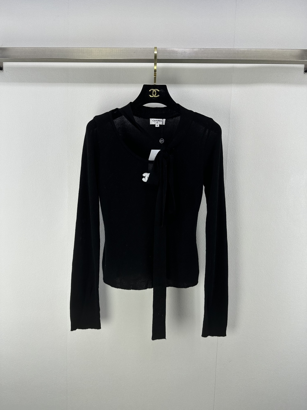 NO:450026,Chane* new details 25 new round neck tie long sleeves necklace necklace bow full of high-end feeling, thin fabric upper body looks slim and fashionable and versatile 3 colors 3 size SML, chanel, alexander wang19860909Chane*上新细节 25 秋冬新款圆领系带长袖 领口系带蝴蝶结高级感满满 轻薄面料上身显瘦时髦又百搭 3色3码SML,,chanel,alexander wang,Women's clothing