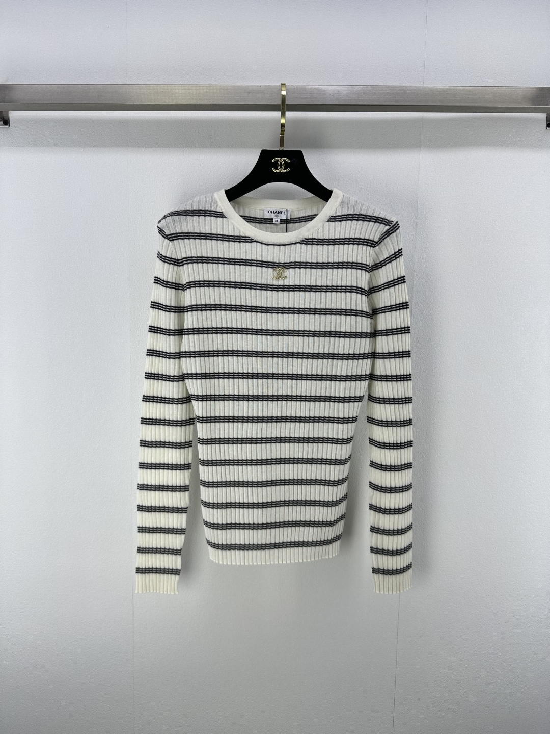 NO:451236,Chane* new details 25 spring and summer new knitted round neck striped long sleeves inter-color striped splicing design classic letter logo embellishment fashionable Korean versatile 2 colors 3 codes SML, chanel, alexander wang19860909Chane*上新细节 25 春夏新款针织圆领条纹长袖 间色条纹拼接设计 经典字母logo章仔点缀 时髦韩系百搭 2色3码SML,,chanel,alexander wang,Women's clothing