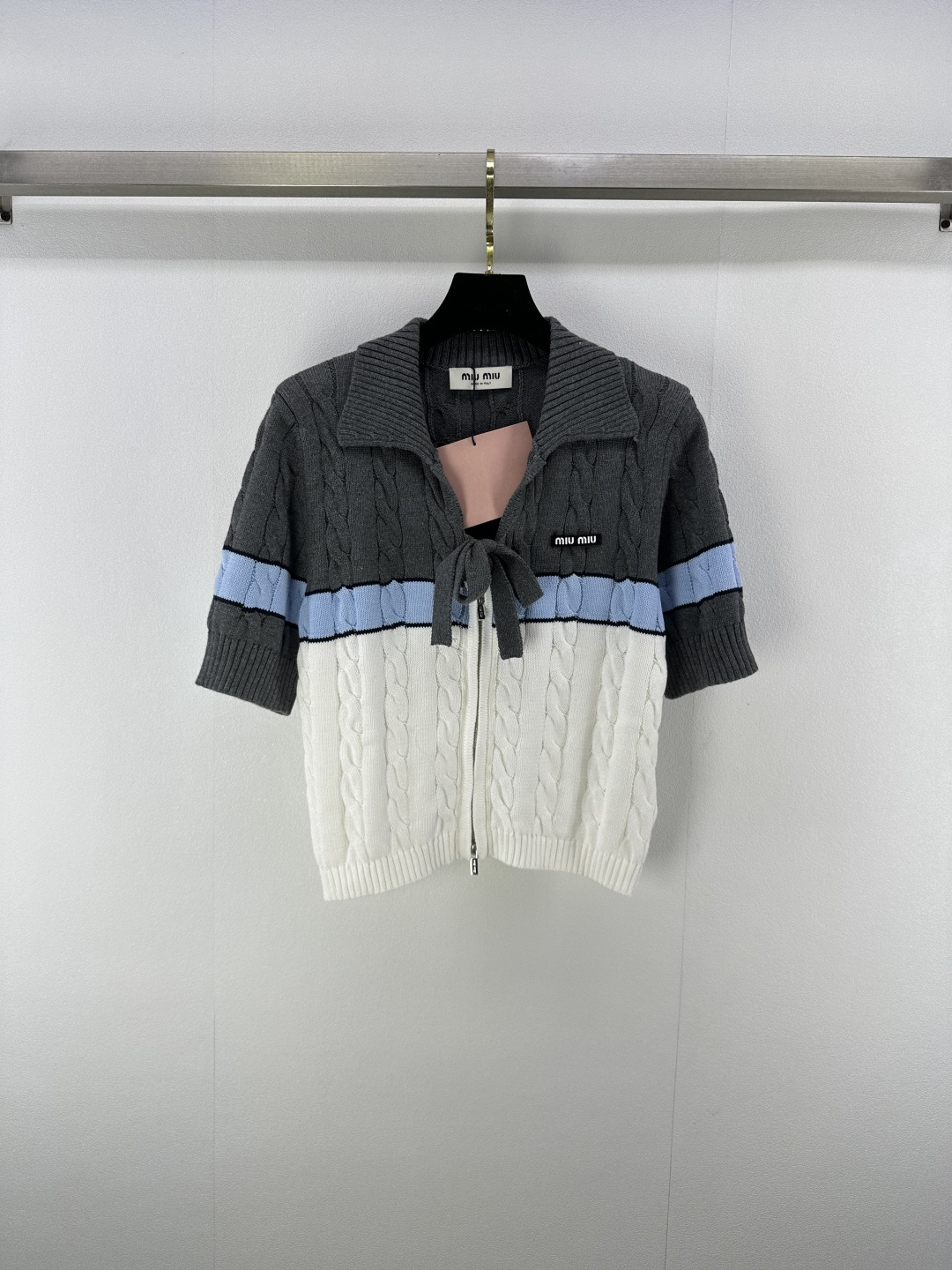 NO:450041,Miumi* new details 25 Autumn new product zipper logo knitted lapel short sleeves original custom twist design weaving. The classic style makes the upper body look slim!  White and rich beauty must-have items, retro and elegant tone 3 colors and 3 codes SML, miumiu, T-shirt, alexander wang19860909Miumi*上新细节 25 秋季新品拉链logo针织翻领短袖 原版定制麻花设计织法.经典版型上身巨显瘦！白富美必备单品,复古优雅的调调 3色3码SML,,miumiu,T-shirt,alexander wang,Women's clothing