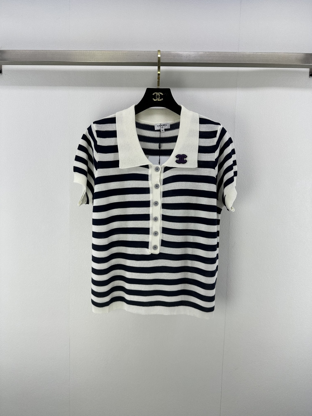 NO:450540,Chane* new details 25 Spring and summer new half-cardigan contrasting color short-sleeved logo modification matching, the upper body makes it look slim and white, low-key and luxurious! A must-have item for fashionable things unlocks all outfits! Classic items are fashionable and high-end, and the classic style is versatile and not picky! 2 color 3 code SML, chanel, T-shirt, alexander wang19860909Chane*上新细节 25 春夏新款半开衫撞色短袖 logo修饰搭配 上身显瘦超級显肤白 低调奢华！ 时髦精必备单品解锁所有穿搭！经典单品时髦又高级 经典版型百搭不挑人！ 2色3码SML,,chanel,T-shirt,alexander wang,Women's clothing