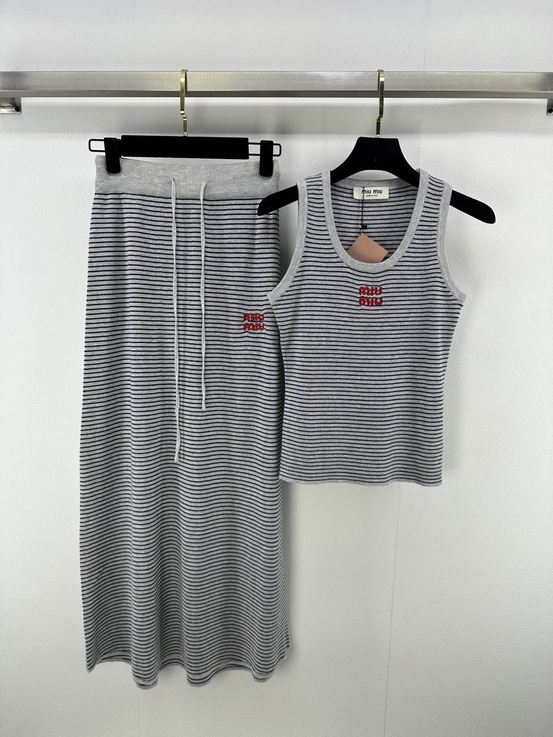 NO:450014,Miumi* New Details 25 Summer Latest Contrast Stripe Knit Set!  Positioning contrasting embroidery, knitted vest paired with a long skirt in the same series, huge, beautiful, beautiful, and beautiful striped control is a must!  Retro and age-reducing girlish temperament 3 colors 3 codes SML, miumiu, skirts, alexander wang19860909Miumi* 上新细节 25 夏季最新撞色条纹针织套装！定位撞色刺绣 针织背心搭配同系列长裙上身巨好看巨好看条纹控必入！文艺复古减龄少女风气质 3色3码SML,,miumiu,skirts,alexander wang,Women's clothing