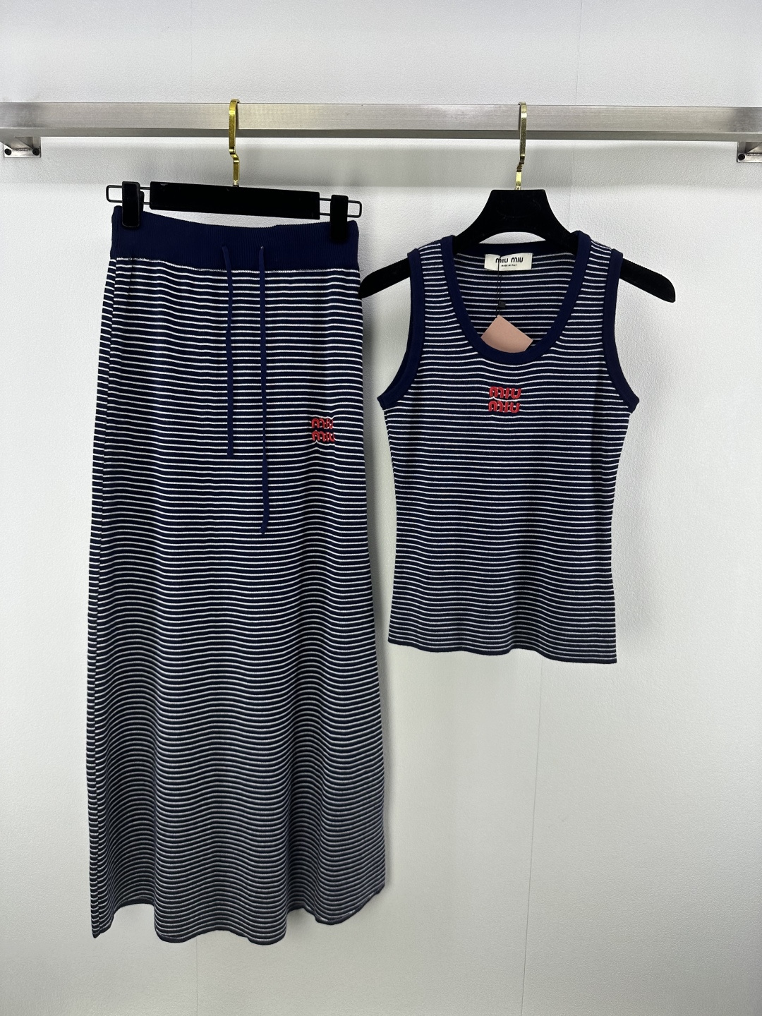 NO:450022,Miumi* New Details 25 Summer Latest Contrast Stripe Knit Set!  Positioning contrasting embroidery, knitted vest paired with a long skirt in the same series, huge, beautiful, beautiful, and beautiful striped control is a must!  Retro and age-reducing girlish temperament 3 colors 3 codes SML, miumiu, skirts, alexander wang19860909Miumi* 上新细节 25 夏季最新撞色条纹针织套装！定位撞色刺绣 针织背心搭配同系列长裙上身巨好看巨好看条纹控必入！文艺复古减龄少女风气质 3色3码SML,,miumiu,skirts,alexander wang,Women's clothing