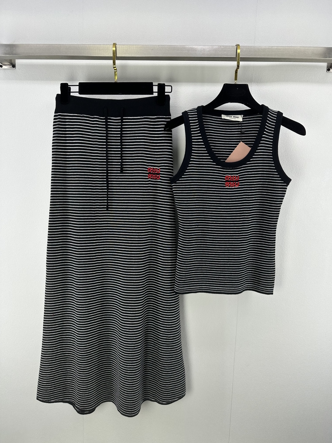 NO:450018,Miumi* New Details 25 Summer Latest Contrast Stripe Knit Set!  Positioning contrasting embroidery, knitted vest paired with a long skirt in the same series, huge, beautiful, beautiful, and beautiful striped control is a must!  Retro and age-reducing girlish temperament 3 colors 3 codes SML, miumiu, skirts, alexander wang19860909Miumi* 上新细节 25 夏季最新撞色条纹针织套装！定位撞色刺绣 针织背心搭配同系列长裙上身巨好看巨好看条纹控必入！文艺复古减龄少女风气质 3色3码SML,,miumiu,skirts,alexander wang,Women's clothing