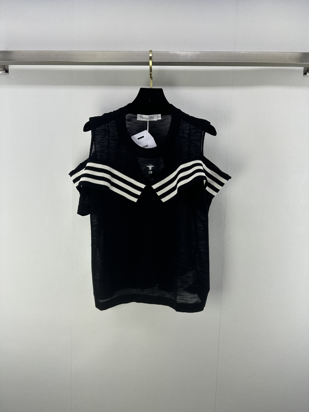 NO:450555,Dio* new details 25 Summer new off-shoulder knitted short sleeves Customized YB imported knitted material Elastic and comfortable Off-shoulder contrasting small lapel short sleeves Highlights to highlight the charming clavicle, shining high-end, the upper body shows beautiful curves, slim and slimming, 2 colors and 3 sizes SML.,,dior,T-shirt,alexander wang19860909Dio*上新细节 25 夏季新款露肩针织短袖 定制YB进口针织材质 弹力舒适 露肩撞色小翻领短袖 凸显迷人锁骨 闪耀高级 上身尽显优美曲线 修身显瘦必备 2色3码SML.,,dior,T-shirt,alexander wang,Women's clothing