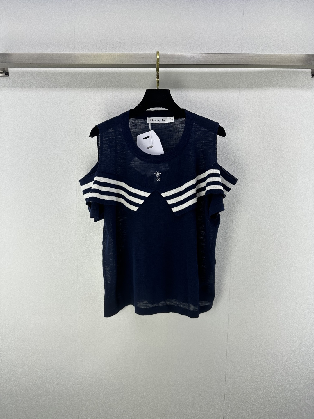 NO:450550,Dio* new details 25 Summer new off-shoulder knitted short sleeves Customized YB imported knitted material Elastic and comfortable Off-shoulder contrasting small lapel short sleeves Highlights of charming collarbone Shining high-end body showing beautiful curves A must-have for slim fit and slimming 2 colors 3 SML, dior, T-shirt, alexander wang19860909Dio*上新细节 25 夏季新款露肩针织短袖 定制YB进口针织材质 弹力舒适 露肩撞色小翻领短袖 凸显迷人锁骨 闪耀高级 上身尽显优美曲线 修身显瘦必备 2色3码SML,,dior,T-shirt,alexander wang,Women's clothing