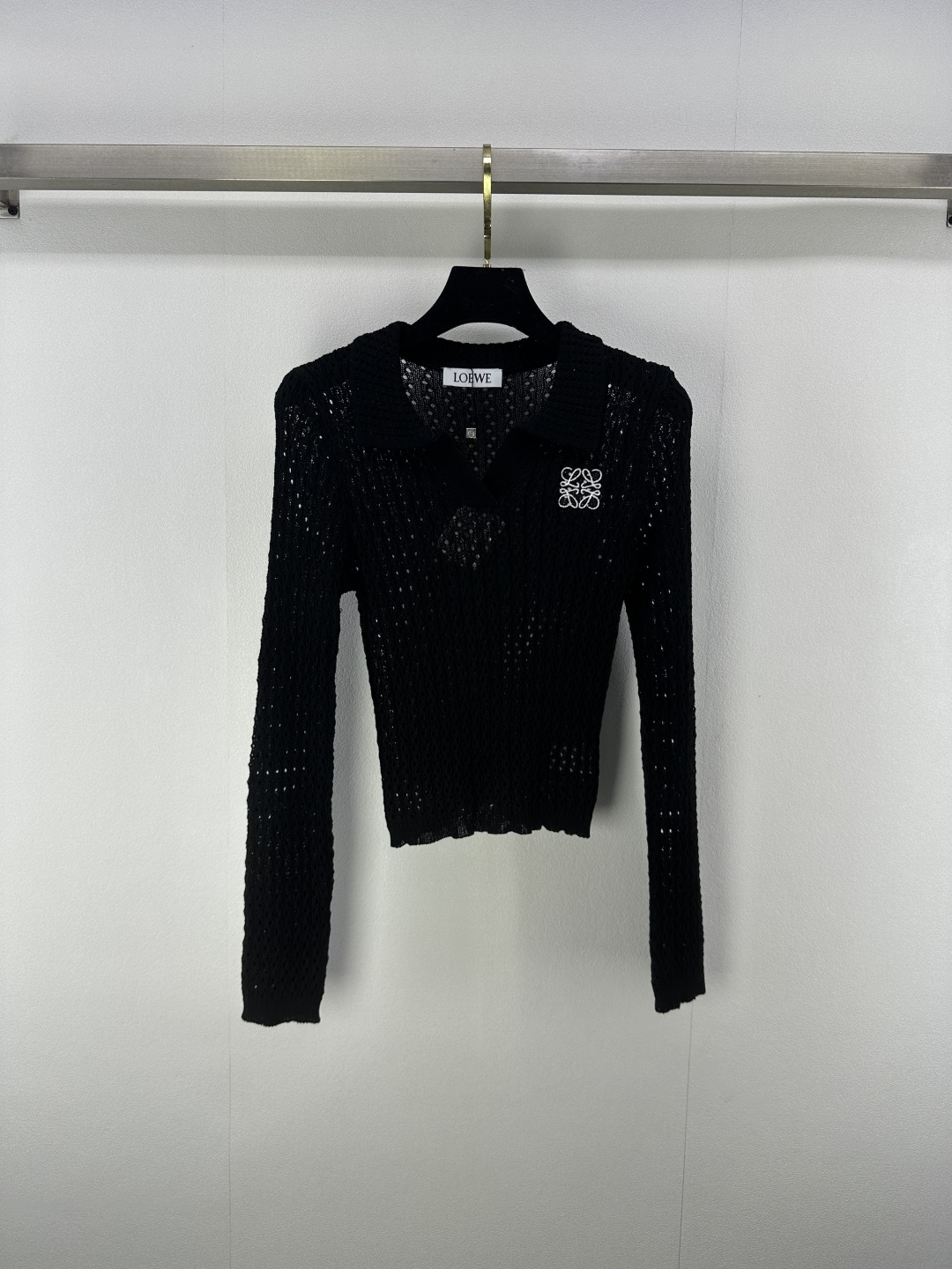 NO:451838,Loew* new details 25 New summer knitted lapel texture long sleeves Simple and luxurious style Delicate knitted texture Delicate hollow embellishment Soft and skin-friendly, easy to control various occasions 3 colors 3 codes SML, loewe, alexander wang19860909loew*上新细节 25 夏季新款针织翻领纹理长袖 简约中彰显奢华格调 细腻针织纹理 精致镂空点缀 触感柔软亲肤 轻松驾驭多样场合 3色3码SML,,loewe,alexander wang,Women's clothing