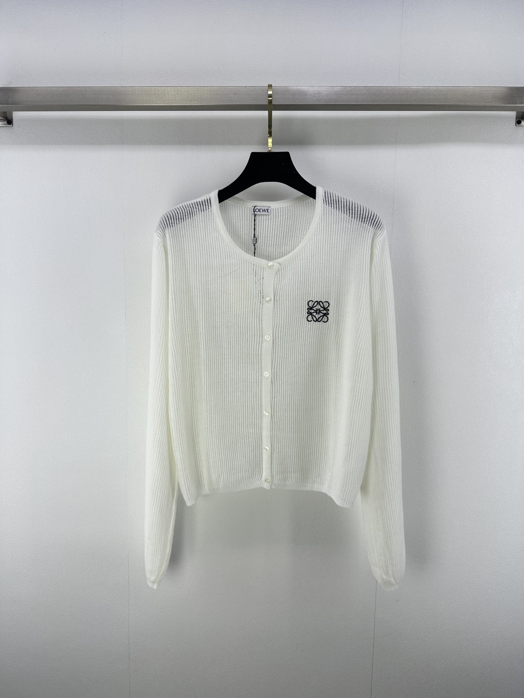 NO:451842,Loew* New details 25 The latest hollow round neck cardigan with long sleeves in early autumn!  The fabric is delicate and soft, sagging and refreshing, exquisite knitted short-sleeved style, embroidered with letters and logo patterns on the chest, strong retro college style, playful and age-reducing, easy to control when traveling or gatherings!  2 color 3 code SML, loewe, T-shirt, alexander wang19860909loew*上新细节 25 早秋最新镂空圆领开衫长袖！ 面料细腻柔软 垂顺冰爽 精致针织短袖版型 胸前刺绣点缀字母徽标图案 复古学院风格强烈 俏皮减龄显白 日常出行或轻松聚会轻松驾驭！ 2色3码SML,,loewe,T-shirt,alexander wang,Women's clothing