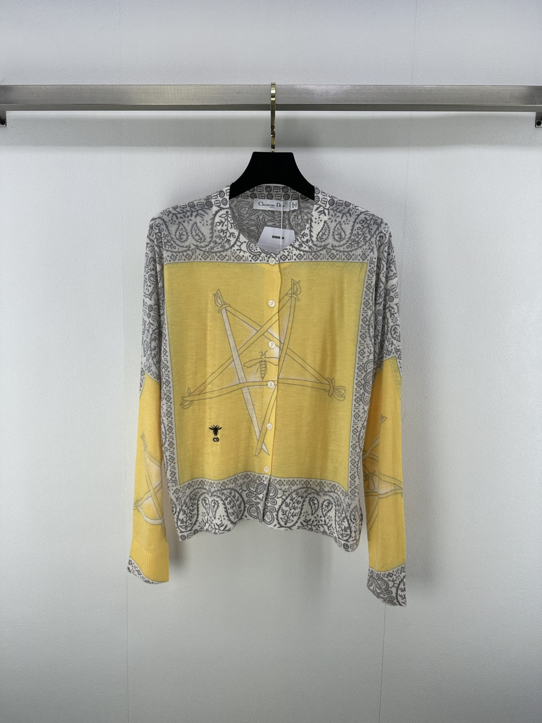 NO:451844,Dio* New Details 25 Spring and Summer Newest Round Neck Knitted Five-pointed Star Cardigan Long Sleeve!  It uses imported Meisou fabric, ultra-thin and breathable, and the hem embroidered little bee is simple, just right and beautiful!  Describe the low-key, restrained and effortless fashionable feeling!  1 color 3 code SML, dior, alexander wang19860909Dio* 上新细节 25 春夏最新圆领针织五角星开衫长袖！采用进口美丽奴面料,超薄透气,下摆刺绣小蜜蜂简约恰到好处又耐看的经典风格！演绎低调内敛不费力的时髦感！ 1色3码SML,,dior,alexander wang,Women's clothing