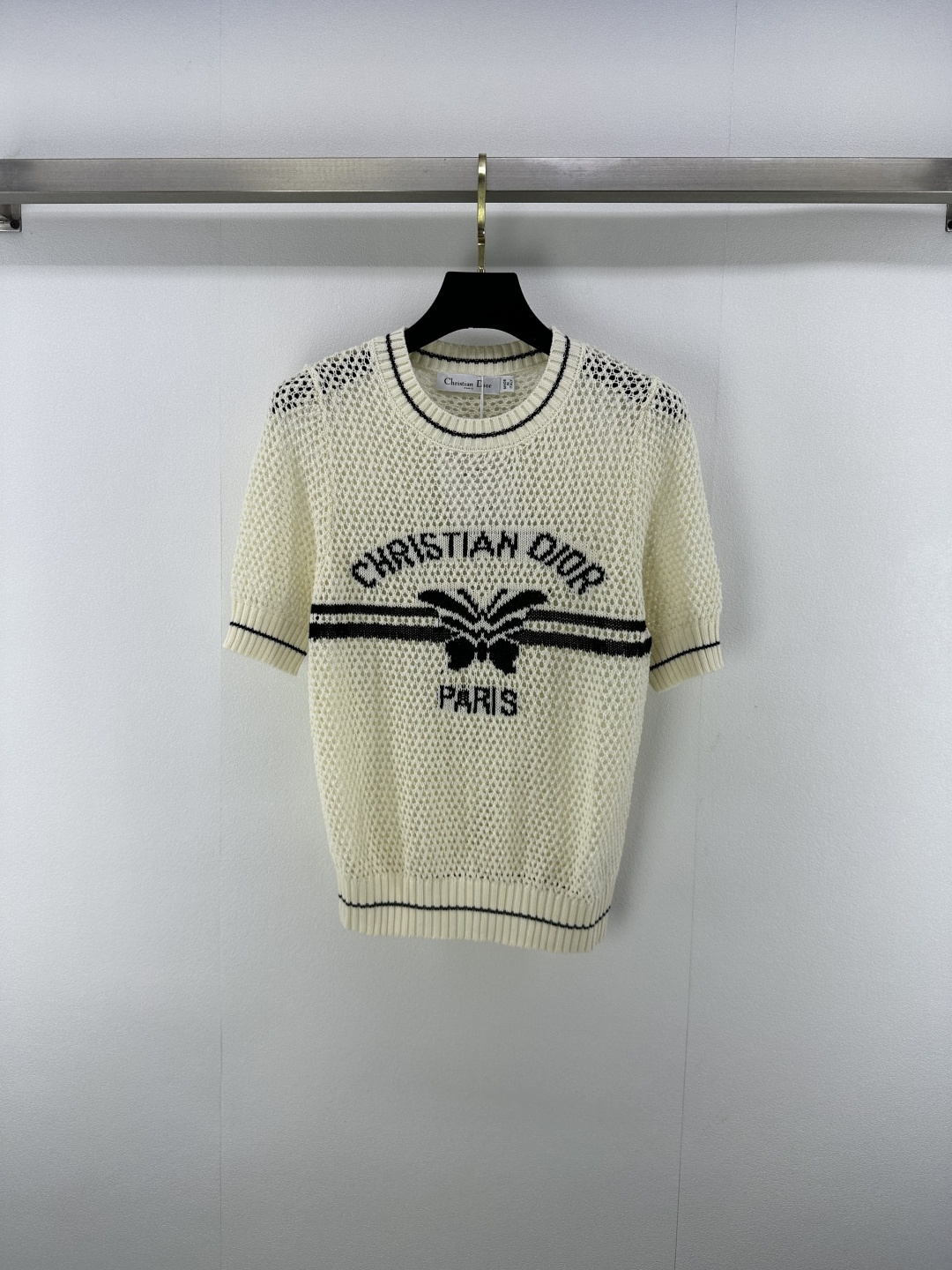 NO:450508,New details on Dio* 25 New summer knitted round neck hollow butterfly short sleeve classic 'CHRISTIAN DIOR PARIS' is eye-catching and matched with agile butterfly elements, showing luxurious style in simplicity Delicate knitted texture Delicate hollow embellishment Soft and skin-friendly, easy to control various occasions 2 colors and 3 codes SML, dior, T-shirt, alexander wang19860909Dio*上新细节 25 夏季新款针织圆领镂空蝴蝶短袖经典“CHRISTIAN DIOR PARIS”字样醒目呈现 搭配灵动蝴蝶元素 简约中彰显奢华格调 细腻针织纹理 精致镂空点缀 触感柔软亲肤 轻松驾驭多样场合 2色3码SML,,dior,T-shirt,alexander wang,Women's clothing