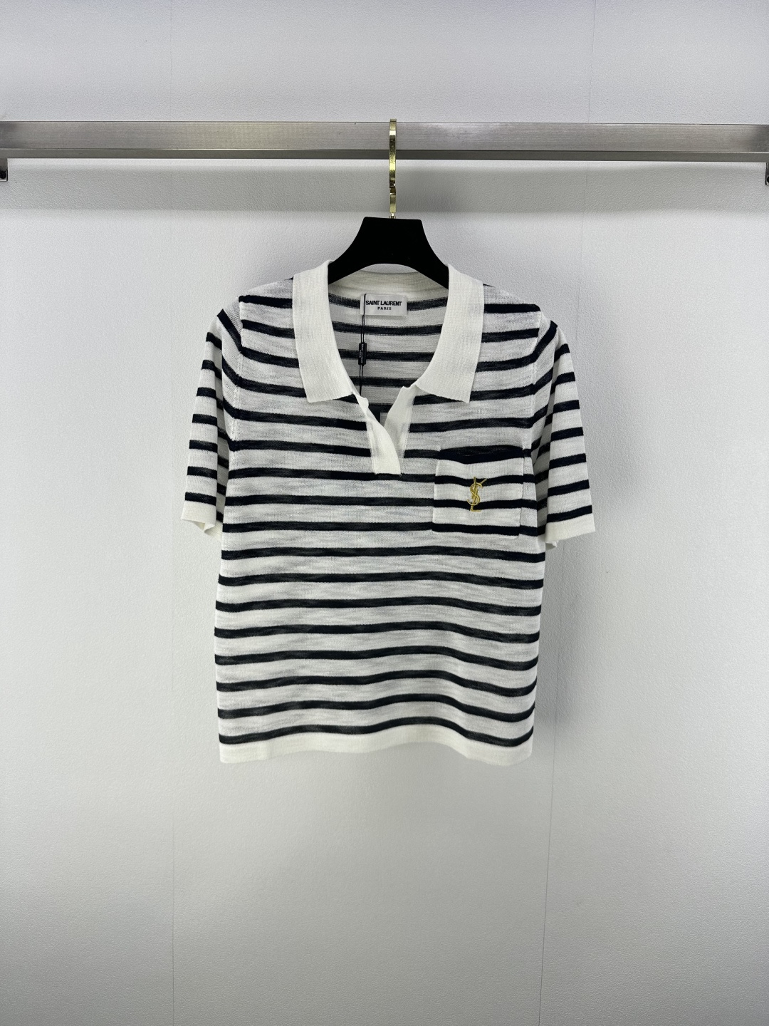 NO:450512,Ysl* New Details 25 Spring and Summer Latest Contrast Striped Knitted Hollow Lapel Short Sleeves!  The embroidered logo logo contrast color matching is very beautiful to create a fashionable and high-end temperament item, worry-free and upgraded the level of outfits, and a high-end and fashionable feeling up!  3 color 3 code SML, saint laurent, T-shirt, alexander wang19860909Ysl* 上新细节 25 春夏最新撞色条纹针织镂空翻领短袖！刺绣logo徽标 撞色配色巨好看打造出时髦高级的气质单品,无忧抬升穿搭层次,高级时髦感up！ 3色3码SML,,saint laurent,T-shirt,alexander wang,Women's clothing