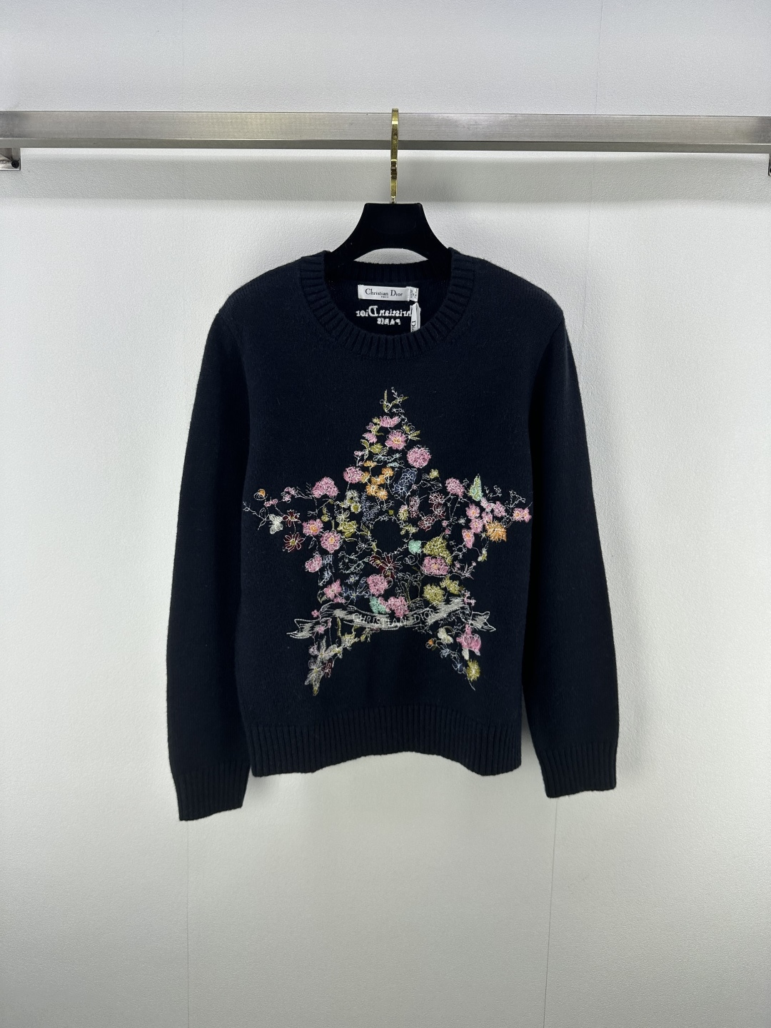 NO:450515,New details on Dio* 25 New round neck embroidered pullover sweater in summer Customized YB cashmere wool yarn weaving High-quality texture Comfortable and soft Round neck long-sleeved sweater cut Neck cuffs wide threaded edges echo the hem of the clothes Large area of ​​floral elements hook-flower embroidery outlined into a five-pointed star outline, rich colors and beautiful style, embellished during the period to show advanced positioning and fashionable tone, regular shoulder style, create a literary atmosphere, make the style more durable and versatile 3 colors and 3 codes SML,,dior,sweaters,alexander wang19860909Dio*上新细节 25 夏季新款圆领刺绣套头毛衣 定制YB羊绒羊毛纱线织造 质感高级 舒适柔软 圆领长袖毛衣剪裁 领口袖口宽螺纹包边与衣摆相呼应 大面积花叶元素钩花刺绣铺陈 勾勒成五角星轮廓 色彩丰富风格清丽 期间点缀花体字母 彰显高级定位和时尚调性 正肩款常规版型 打造文艺氛围感 让风格更耐看百搭 3色3码SML,,dior,sweaters,alexander wang,Women's clothing