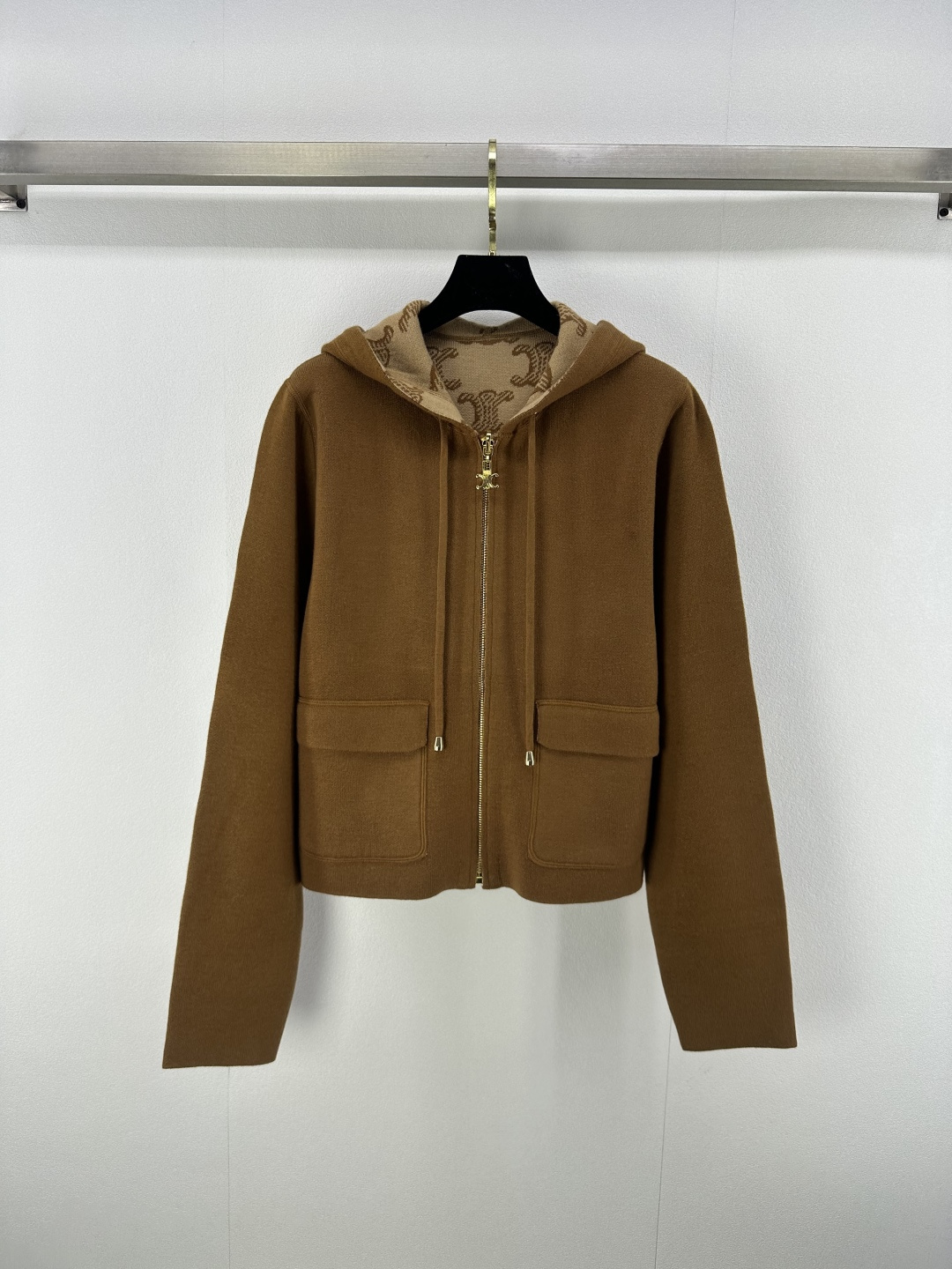 NO:450519,:1 Celin* new details 25 new Arc de Triomphe double-sided zipper cardigan in autumn and winter. One side is high-end Arc de Triomphe logo full of prints. The other side is pure Maillard plain color. Double pocket design. Easy to control various occasions. 1 color and 3 codes SML, celine, alexander wang19860909:1 Celin*上新细节 25 秋冬新款凯旋门双面拉链开衫 一面为高级感凯旋门logo满身印花 一面纯正美拉德素色 双口袋设计 轻松驾驭多样场合 1色3码SML,,celine,alexander wang,Women's clothing