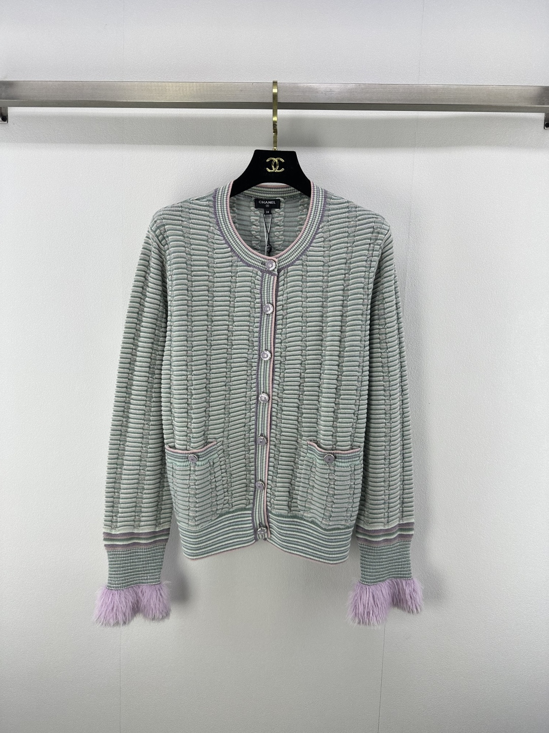 NO:450531,Chane* new details 25 New summer striped round neck cardigan long sleeves Customized YB wool yarn wool yarn wool soft and skin-friendly Comfortable and stylish Round neck long sleeve cardigan style The neckline extends to the hem of the front closure and wraps with striped crochets. Elastic adjustment is appropriate to reveal the skin, beautify the head and shoulders proportions to make the visual stripes more powerful. The large concave and convex texture creates a visual stripe. The retro style is strong. The cuffs are tightened in a trump shape and expand outward. The design feels full. Double C enamel buckles show taste. The loose fitting is inclusive. Playful and age-reducing. It is easy to control during daily travel or party. 2 colors and 3 codes. SML., chanel, alexander wang19860909Chane*上新细节 25 夏季新品条纹圆领开衫长袖 定制YB羊毛纱线织造 柔软亲肤 舒适有型 圆领长袖开衫版型 领口延伸至前襟下摆以条纹钩针包边 弹性调节恰当露肤 美化头肩比例更显瘦 大身凹凸纹理打造视觉条纹感 复古风格强烈 袖口以喇叭状收紧再外扩 设计感十足 双C珐琅扣彰显品味 宽松版型包容身材 俏皮减龄显白 日常出行或聚会轻松驾驭 2色3码SML.,,chanel,alexander wang,Women's clothing