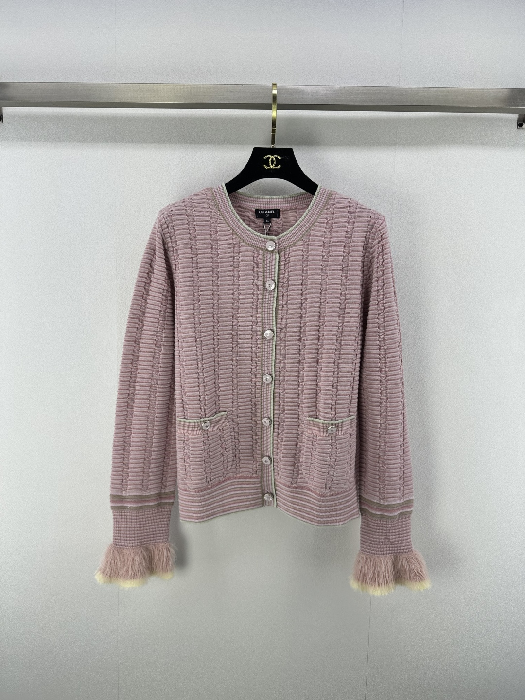 NO:450527,Chane* new details 25 New summer striped round neck cardigan long sleeves Customized YB wool yarn wool yarn wool soft and skin-friendly Comfortable and stylish Round neck long sleeve cardigan style The neckline extends to the hem of the front closure and wraps with striped crochets. Elastic adjustment is appropriate to reveal the skin, beautify the head and shoulders proportions to make the visual stripes more powerful. The large concave and convex texture creates a visual stripe. The retro style is strong. The cuffs are tightened in a trump shape and expand outward. The design feels full. Double C enamel buckles show taste. The loose fitting is inclusive. Playful and age-reducing. It is easy to control during daily travel or party. 2 colors and 3 codes SML, chanel, alexander wang19860909Chane*上新细节 25 夏季新品条纹圆领开衫长袖 定制YB羊毛纱线织造 柔软亲肤 舒适有型 圆领长袖开衫版型 领口延伸至前襟下摆以条纹钩针包边 弹性调节恰当露肤 美化头肩比例更显瘦 大身凹凸纹理打造视觉条纹感 复古风格强烈 袖口以喇叭状收紧再外扩 设计感十足 双C珐琅扣彰显品味 宽松版型包容身材 俏皮减龄显白 日常出行或聚会轻松驾驭 2色3码SML,,chanel,alexander wang,Women's clothing