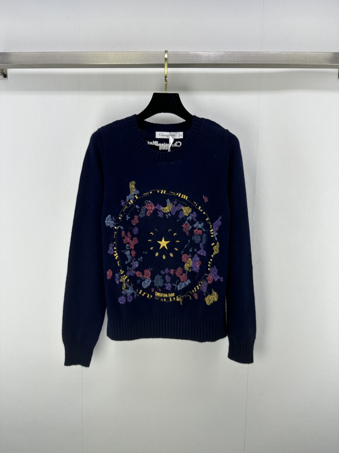 NO:452328,New details on Dio* 25 New summer products round neck embroidered pullover long sleeves Customized YB wool yarn weaving High-quality texture Comfortable and soft Round neck long-sleeved sweater cut The neck cuffs are wide threaded edges echo the hem of the hem The large body is decorated with natural elements such as flowers, vines, moon phase changes, combination into a round outer circle pattern. Five-pointed star embellishment that conforms to the brand tone is centered. The fairy style is unified and coordinated. The design sense is full. The regular style of the front shoulder style creates a literary atmosphere and makes the style more durable and versatile. 3 colors and 3 codes SML, dior, sweaters, alexander wang19860909Dio*上新细节 25 夏季新品圆领刺绣套头长袖 定制YB羊毛纱线织造 质感高级 舒适柔软 圆领长袖毛衣剪裁 领口袖口宽螺纹包边与衣摆相呼应 大身以花朵藤蔓月相变化等自然元素装饰 组合成圆形外圈状图案 符合品牌调性的五角星点缀居中 仙气风格统一协调 设计感拉满 正肩款常规版型 打造文艺氛围感 让风格更耐看百搭 3色3码SML,,dior,sweaters,alexander wang,Women's clothing