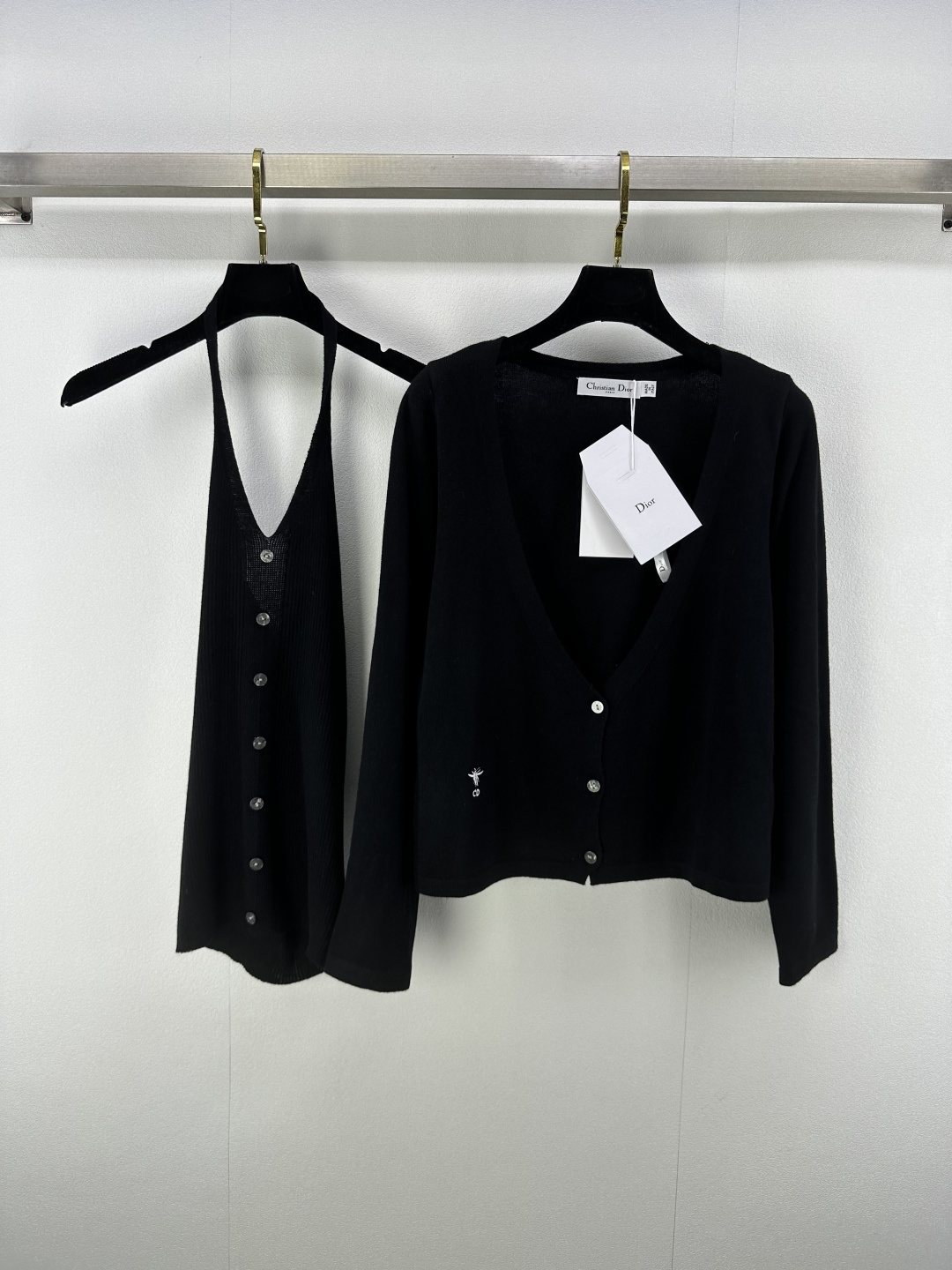 NO:451849,New details on Dio* 25 The latest two-piece suit for summer, halter vest + v-neck cardigan!  The contrasting color embroidered bee logo on the hem is sexy and sweet. It is refreshing and not stuffy in summer. It is simple and energetic when going out on the street every day!  3 color 3 code SML, dior, alexander wang19860909Dio*上新细节 25 夏季最新两件套套装 挂脖背心+v领开衫！下摆撞色刺绣小蜜蜂logo 性感不失甜美 夏日清爽不闷热,日常出街简单又具有活力！ 3色3码SML,,dior,alexander wang,Women's clothing