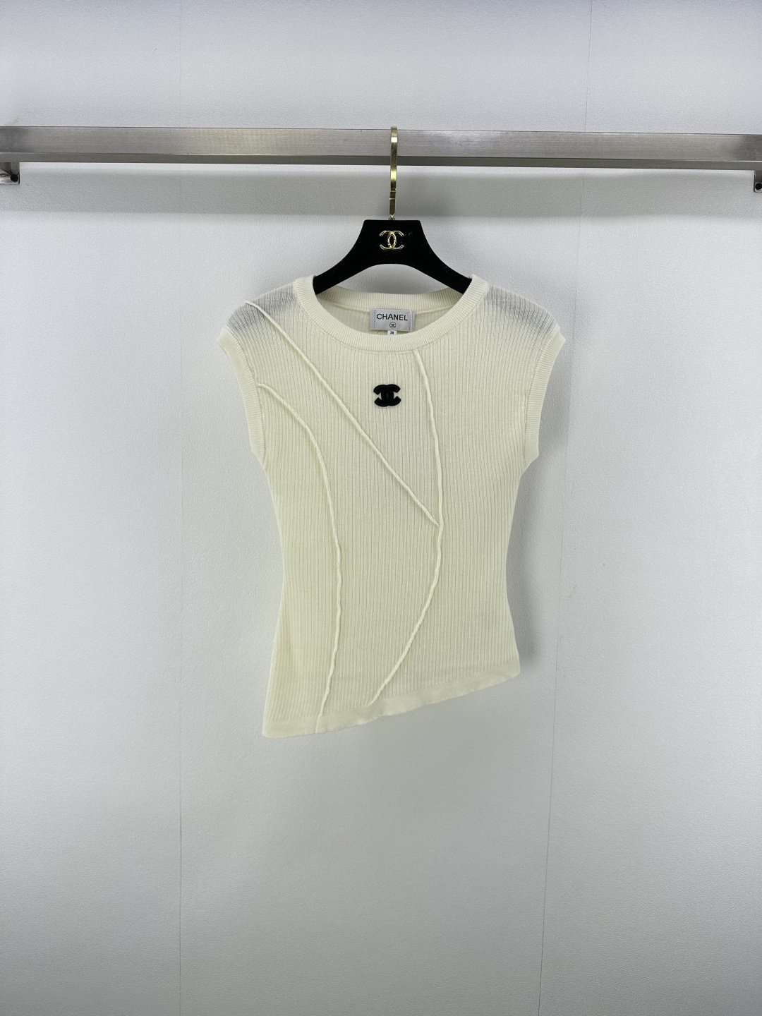NO:451829,Chane* New Details 25 The latest irregular round neck vest for summer!  A must-have item for fashionable hot girls with fashionable lines!  Contrast color logo decoration, elegant temperament and full score ~ ​​2 colors and 3 codes SML, chanel, alexander wang19860909Chane*上新细节 25 夏季最新不规则圆领背心！衣身线条感时髦辣妹必入单品！撞色徽标logo装饰,气质优雅满分～ 2色3码SML,,chanel,alexander wang,Women's clothing