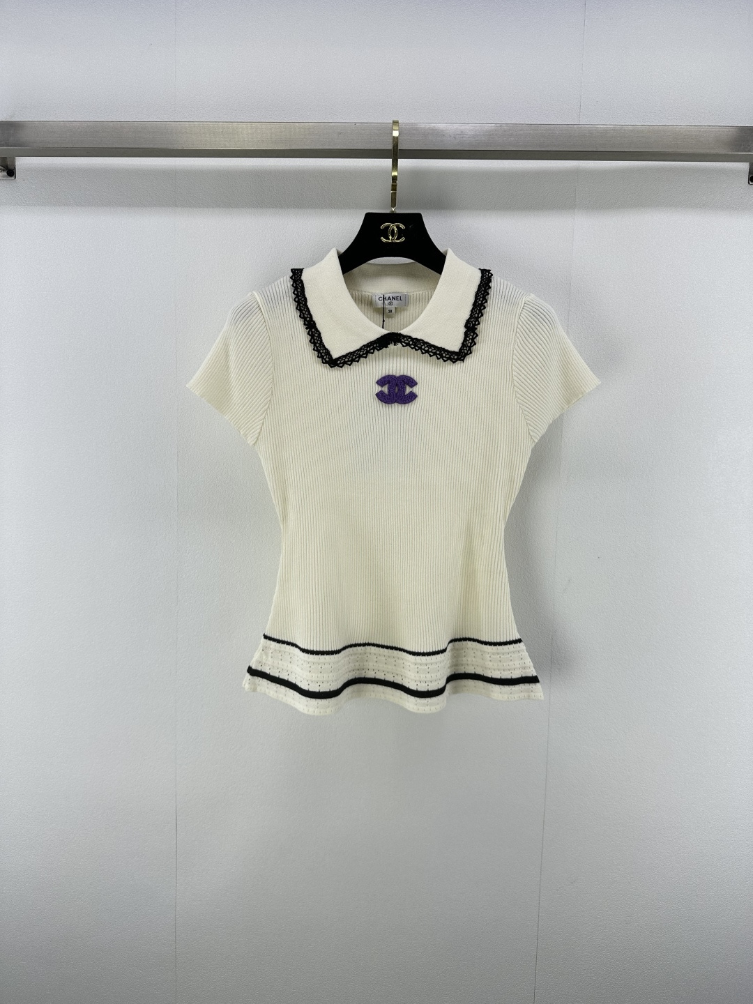 NO:451824,Chane* new details 25 New summer knitted Polo collar short sleeves, exquisite doll collar + lace lace, sweet and saucy, full of sweet lady's touch, iconic double C embroidery, low-key showing identity, hollow knitted texture, breathable and hiding tricks, it is completely boring to wear in summer!  Wear a high-waisted skirt as a celebrity afternoon tea, and becomes sweet and cool girl in seconds with shorts. 2 colors and 3 sizes SML, chanel, skirts, shorts, T-shirt, alexander wang19860909Chane*上新细节 25 夏季新款针织Polo领短袖 精致娃娃领+蕾丝花边 甜飒大小姐感拉满 标志性双C刺绣 低调彰显身份 镂空针织纹理 透气又藏着小心机 夏天穿完全不闷！搭高腰半裙是名媛下午茶 配短裤秒变甜酷辣妹 2色3码SML,,chanel,skirts,shorts,T-shirt,alexander wang,Women's clothing