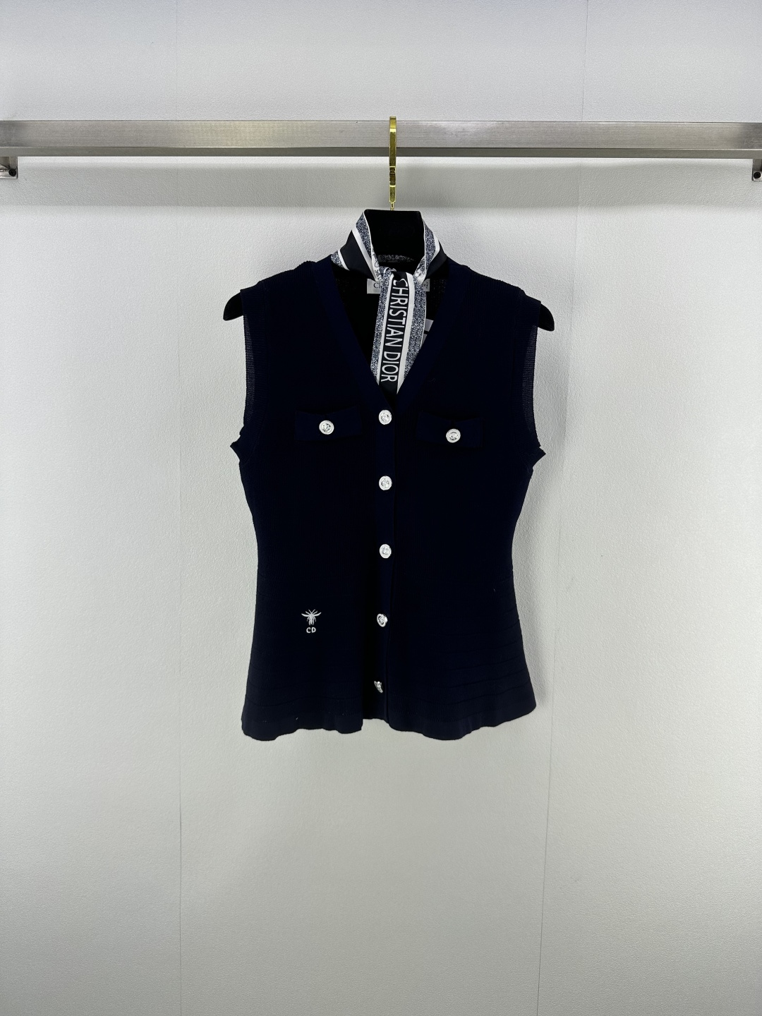 NO:451854,Dio* New Details 25 The latest v-neck ribbon cardigan vest in summer!  Custom blended yarn weaving, high-quality texture, gloss and comfortable, knitted vest vest top cut, all-in-one is interwoven with crochet texture, highlighting the high-end feeling of outfit, removable letter ribbon on the neckline, showing the relaxed tone 2 colors and 3 codes SML, dior, alexander wang19860909Dio* 上新细节 25 夏季最新v领丝带开衫背心！定制混纺纱线织造 质感高级 光泽舒适 针织v领背心上衣剪裁 通体利用钩针肌理交织 凸显穿搭高级感 领口可拆卸字母丝带 尽显松弛调性  2色3码SML,,dior,alexander wang,Women's clothing