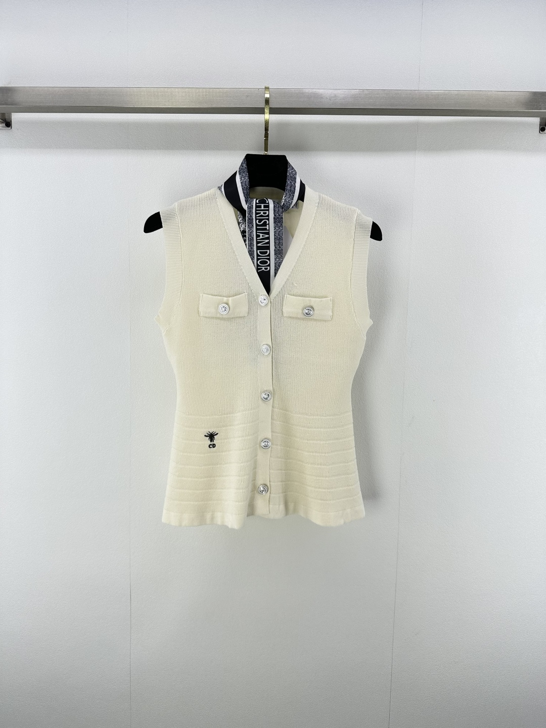 NO:451820,aDio* New Details 25 The latest v-neck ribbon cardigan vest in summer!  Custom blended yarn weaving, high-quality texture, gloss and comfortable, knitted vest vest top cut, all-in-one is interwoven with crochet texture, highlighting the high-end feeling of outfit, removable letter ribbon on the neckline, showing the relaxed tone 2 colors and 3 codes SML, dior, alexander wang19860909aDio* 上新细节 25 夏季最新v领丝带开衫背心！定制混纺纱线织造 质感高级 光泽舒适 针织v领背心上衣剪裁 通体利用钩针肌理交织 凸显穿搭高级感 领口可拆卸字母丝带 尽显松弛调性  2色3码SML,,dior,alexander wang,Women's clothing