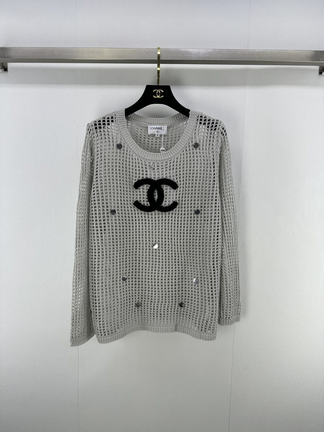 NO:452334,Chane* New details 25 The latest summer hollow round neck long sleeves Customized comfortable fabric The beads embellish the body to pay attention to details and quality to make a delicate girl versatile style 2 colors 3 codes SML, chanel, alexander wang19860909Chane* 上新细节 25 夏季最新款镂空圆领长袖 定制舒适面料 衣身珠片点缀注重细节和品质做个精致的女孩百搭气质款 2色3码SML,,chanel,alexander wang,Women's clothing