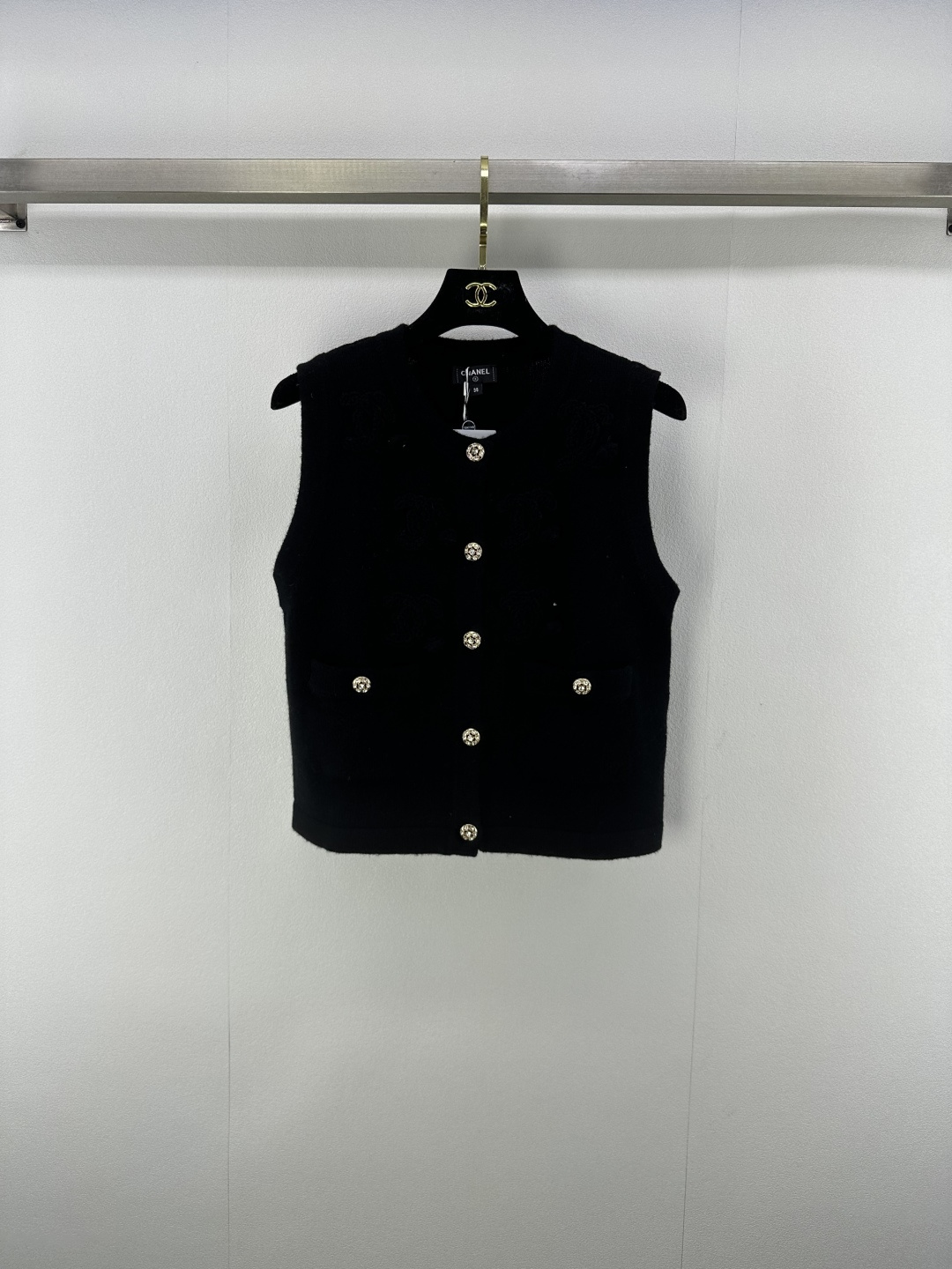 NO:451848,Chane* new details 25 New summer products of three-dimensional flower knitted cardigan vest vest custom YB cashmere yarn weaving delicate and soft, full of elasticity, exquisite open vest style, outlined with three-dimensional letter logo and flowers, full of details, iconic flower diamond embellishment, make the retro golden style strong, age-reducing and relaxing, daily use of 3 colors and 3 codes SML, chanel, alexander wang19860909Chane*上新细节 25 夏季新品立体花朵针织开衫马甲背心 定制YB羊绒纱线织造 细腻柔软 弹力十足 精致开襟马甲版型 衣身以立体字母logo与花朵勾勒 细节满分 标志性花朵钻扣点缀 让复古千金风格强烈 减龄松弛 日常随意驾驭 3色3码SML,,chanel,alexander wang,Women's clothing