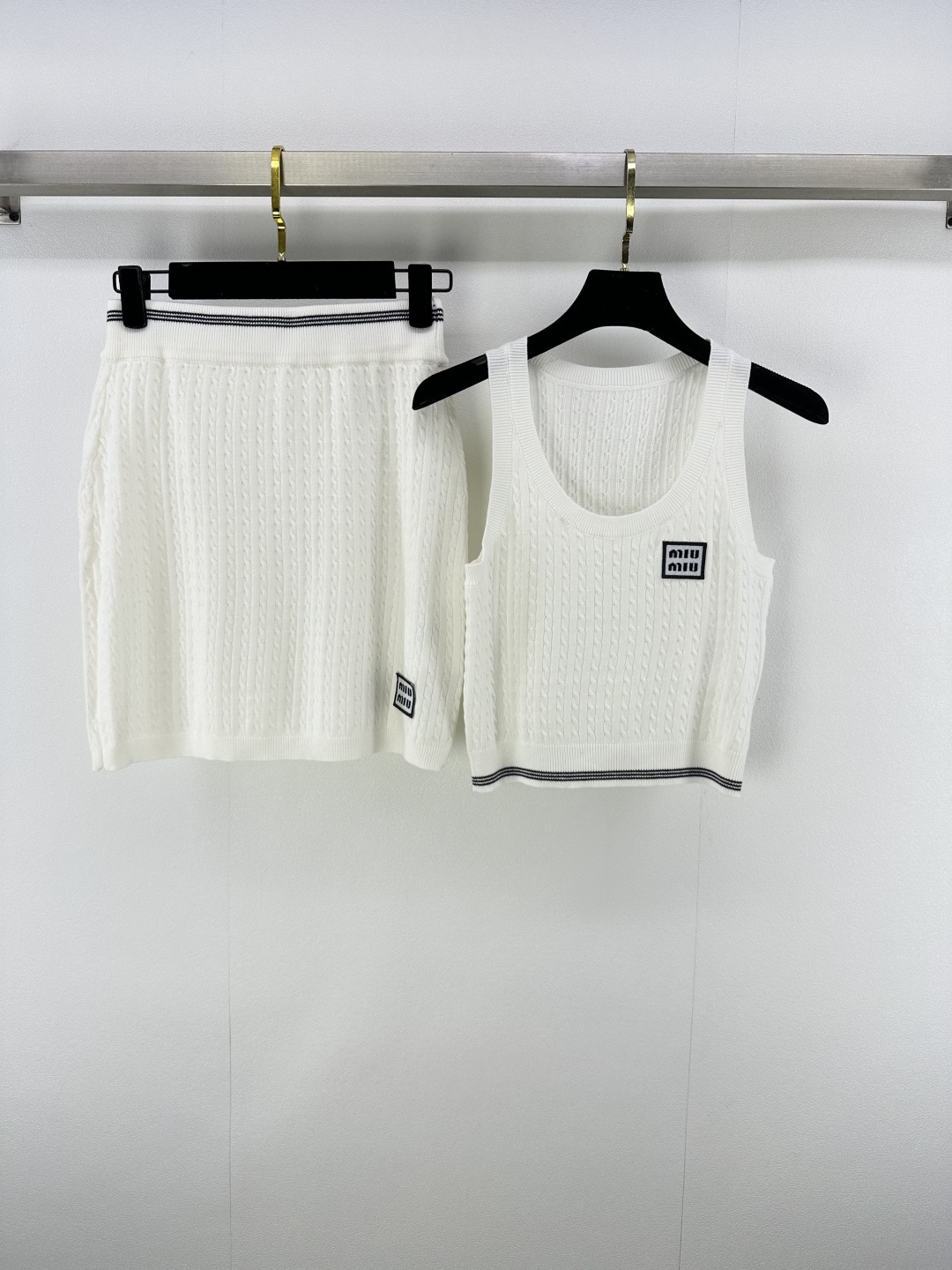 NO:451264,Miumi* new details 25 New summer knitted short skirt suit Customized YB mercerized wool yarn weaving texture, comfortable and skin-friendly, flat vest straight skirt suit, whole body horizontal pit strip crochet texture design, twisted texture stripes, jacquard letter logo pattern decoration, highlight the brand personality, highlight the overall sense of the outfit, elastic and tighter, more exquisite, matched with the same series of slim skirts, waist logo echoes, outfits slim, show slack tone, light luxury and fashionable temperament, can be worn alone, the first choice for fashionable outfits in all seasons, 1 color 3 SML,,miumiu, skirts, alexander wang19860909Miumi*上新细节 25 夏季新款针织短裙套装 定制YB丝光羊毛纱线织造 质感光泽 舒适亲肤 平口背心直筒半裙套装 通体横向坑条钩织纹理设计 麻花纹理条纹 提花字母徽标图案装点 彰显品牌个性 凸显穿搭整体感 弹性松紧更显精致 搭配同系列修身半裙 腰身徽标呼应 穿搭显瘦 尽显松弛调性 轻奢时髦气质 单穿叠穿均可 四季时尚穿搭首选 1色3码SML,,miumiu,skirts,alexander wang,Women's clothing