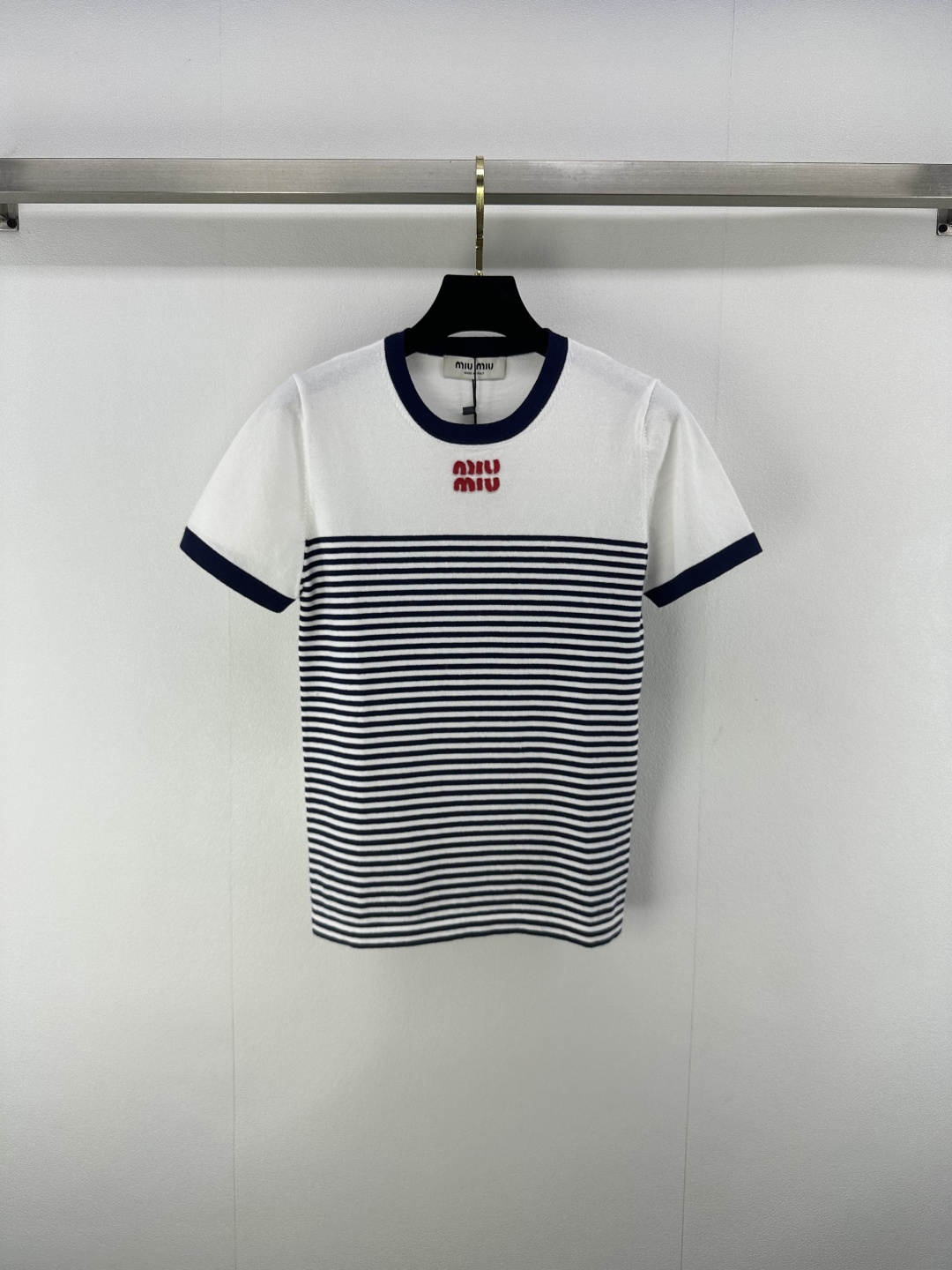 NO:451833,Miumi* new details 25 New summer products round neck striped short sleeves Customized YB imported cotton material Delicate texture Comfortable short-sleeved top cut to highlight the brand style The material is elastic and presents a slim visual effect The neckline cuffs are designed with contrasting threaded edges as design highlights The letters on the chest make simple basic styles instantly become fashionable items in seconds Combined with the stripes of the same color to highlight high-end style The inner wear is brilliant and fashionable, and the age-reducing style 1 color 3 codes SML,,miumiu, T-shirt, alexander wang19860909Miumi*上新细节 25 夏季新品圆领条纹短袖 定制YB进口棉材质 质感细腻 穿搭舒适 短袖上衣裁剪 凸显品牌格调 材质带有弹力 呈现显瘦视觉效果 领口袖口以撞色螺纹包边作设计亮点 胸前字母让简单的基础款式 秒变时尚单品 配合同色系条纹交织 彰显高级格调 单穿内搭都出彩时髦 减龄洋气 1色3码SML,,miumiu,T-shirt,alexander wang,Women's clothing