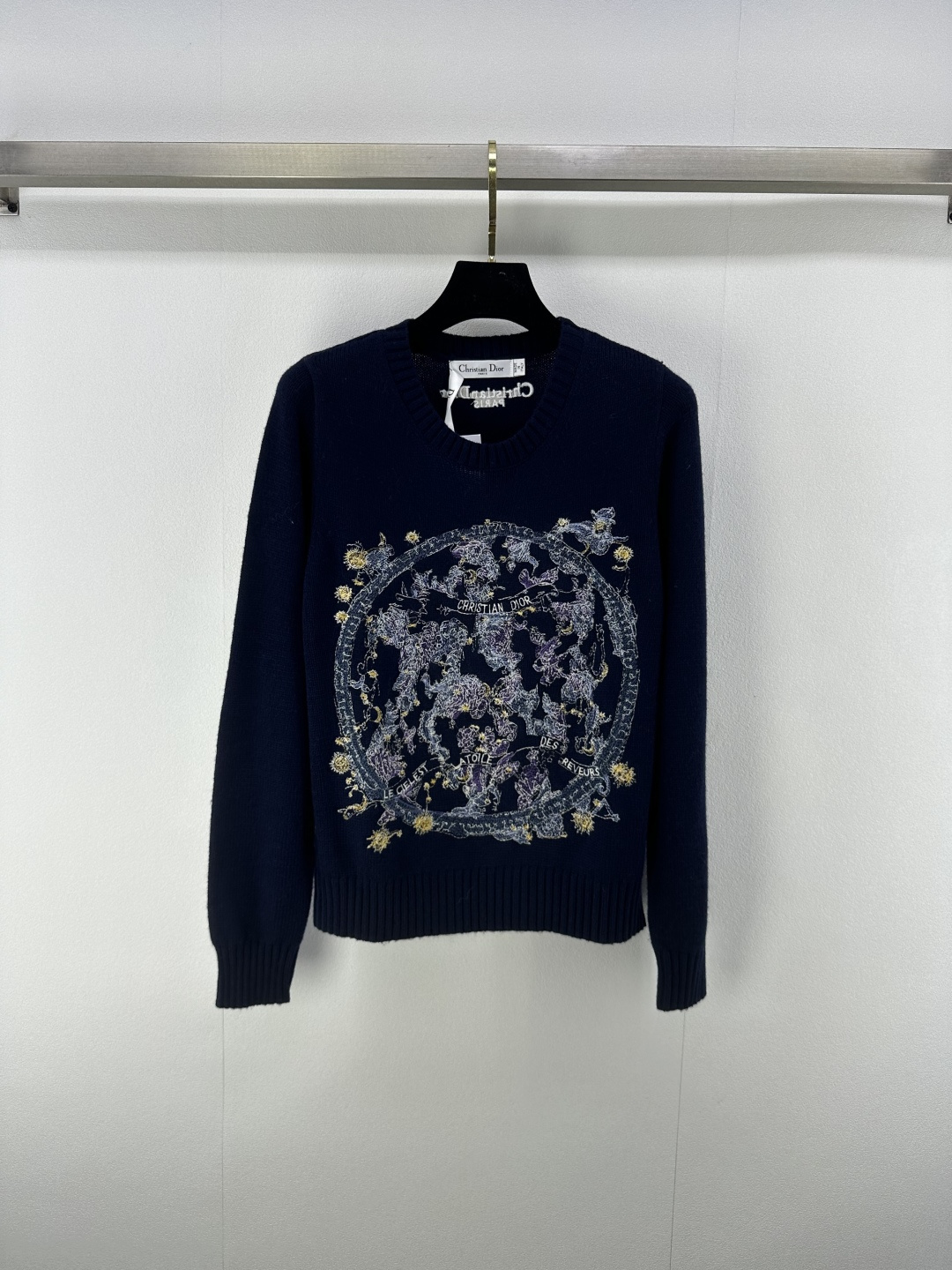 NO:454756,New details on Dio* 25 New summer products round neck embroidered pullover long sleeves Customized YB cashmere yarn weaving High-quality texture Comfortable and soft Round neck long-sleeved sweater cut The neck cuffs wide threaded edges echo the hem of the hem The large body is decorated with romantic elements such as mythical portraits and stars and moon changes, combined into a round outer circle pattern, letter streamers that conform to the brand tone, fairy style is uniform and coordinated, the design sense is full, the regular style of the front shoulder style creates a literary atmosphere, making the style more durable and versatile 3 colors and 3 codes SML,,dior,sweaters,alexander wang19860909Dio*上新细节 25 夏季新品圆领刺绣套头长袖 定制YB羊绒纱线织造 质感高级 舒适柔软 圆领长袖毛衣剪裁 领口袖口宽螺纹包边与衣摆相呼应 大身以神话人像星月变化等浪漫元素装饰 组合成圆形外圈状图案 符合品牌调性的字母飘带点缀穿插 仙气风格统一协调 设计感拉满 正肩款常规版型 打造文艺氛围感 让风格更耐看百搭 3色3码SML,,dior,sweaters,alexander wang,Women's clothing