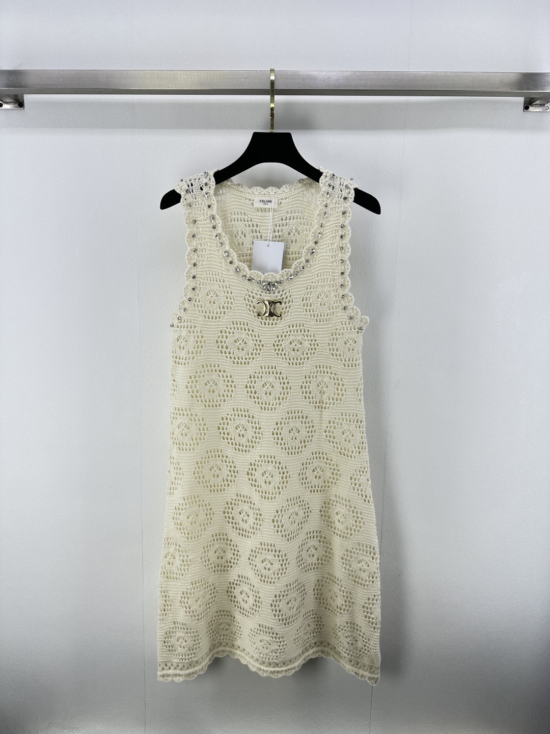 NO:453026,New details on CELIN* 25 Spring and Summer New Hand-Hooked Knitted Beaded Vest Skirt!  Custom blended yarn woven, comfortable and stylish, knitted vest skirt cut, hand hooked and woven three-dimensional texture intertwined, the Arc de Triomphe logo sewn on the chest is the highlight, the retro style is strong, the regular style is inclusive, the figure is playful and age-reducing, and it is full of style!  1 color 3 code SML, celine, skirts, alexander wang19860909CELIN*上新细节 25 春夏新款手勾针织钉珠背心裙！定制混纺纱线织造 舒适有型 针织背心裙剪裁通体手勾编织立体纹理交织 胸前缝制凯旋门徽标为亮点 复古风格强烈 常规版型包容身材 俏皮减龄 洋气十足！ 1色3码SML,,celine,skirts,alexander wang,Women's clothing