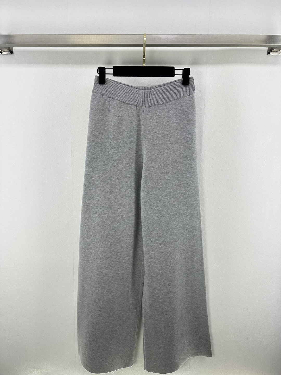 NO:451843,Dio* New details 25 Autumn new product old-fashioned trousers with double-sided wearable trousers! One side is gray, with low-key connotation on the upper body; the other side is decorated with Dior classic old-fashioned prints, full of luxury and high-brow plaids! The cashmere texture is super delicate, not tied at all~ The style is slightly loose, the lower upper body is very elegant, and anyone looks good when wearing it 1 color 3 SML.,,dior,alexander wang19860909Dio*上新细节 25 秋季新品老花双面可穿的长裤!一面为灰色,上身低调内涵;另一面饰 Dior 经典老花满身印花,满档奢华高哔格!山羊绒质感超级细腻,一点都不扎~ 版型略宽松版型,下 上身很有气质 谁穿都好看 1色3码SML.,,dior,alexander wang,Women's clothing