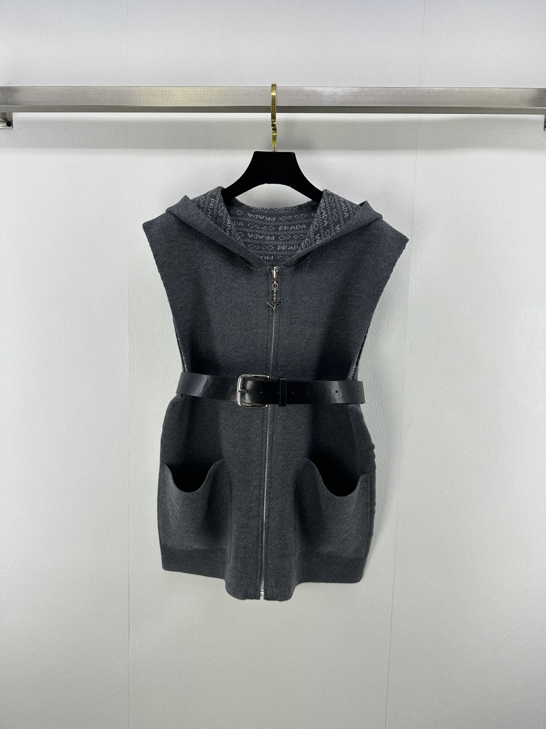 NO:451837,New details on Prad* 25 New autumn and winter double-sided zippered hooded vest, one side is a high-end logo full of print, the other side is pure gray plain color, belt waist slimming, double pocket design, easy to control various occasions 1 color 3 code SML, prada,hats,alexander wang19860909Prad*上新细节 25 秋冬新款双面拉链连帽马甲 一面为高级感logo满身印花 一面纯正灰色素色 腰带收腰显瘦 双口袋设计 轻松驾驭多样场合 1色3码SML,,prada,hats,alexander wang,Women's clothing