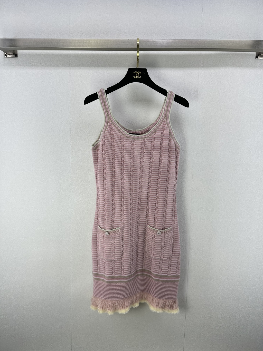 NO:451867,Chane* new details 25 New summer vest skirts Customized YB wool yarn wool yarn wool, soft and skin-friendly, comfortable and stylish vest skirt style, large body concave texture creates visual stripes, strong retro style, tighten in a trumpet shape and expand outward, full design sense, double C enamel buckles show taste, loose fitting to accommodate body, playful and age-reducing, easy to control during daily travel or party 2 colors 3 codes, chanel, skirts, alexander wang19860909Chane*上新细节 25 夏季新品背心裙 定制YB羊毛纱线织造 柔软亲肤 舒适有型 背心裙版型 大身凹凸纹理打造视觉条纹感 复古风格强烈 下摆以喇叭状收紧再外扩 设计感十足 双C珐琅扣彰显品味 宽松版型包容身材 俏皮减龄显白 日常出行或聚会轻松驾驭 2色3码SML,,chanel,skirts,alexander wang,Women's clothing