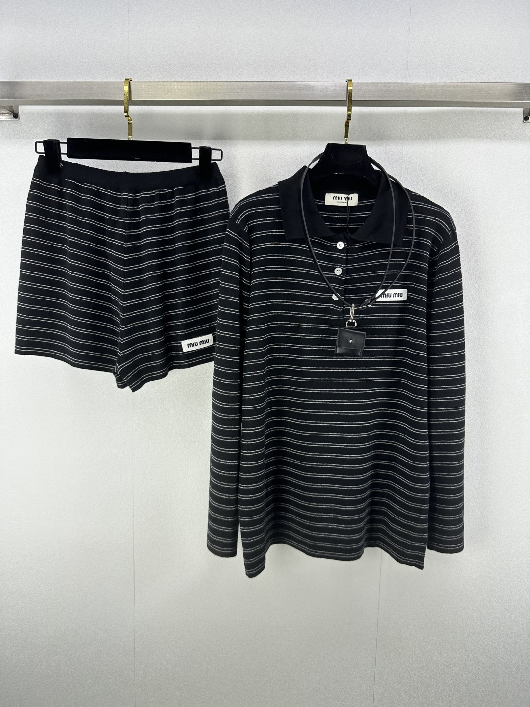 NO:451858,Miumi* new details 25 summer new lapel belt set chest logo embroidery lapel long sleeves + elastic shorts The finishing touch of the belt is also worn with small leather pocket decoration. Fashionable temperament. Easy to control in various occasions. Details online. 2 colors and 3 codes SML,,miumiu, shorts, alexander wang19860909Miumi*上新细节 25 夏季新款翻领腰带套装 胸前logo刺绣 翻领长袖+松紧短裤 腰带点睛之笔还配戴小皮口袋装饰 时髦气质 各种场合轻松驾驭 细节感在线 2色3码SML,,miumiu,shorts,alexander wang,Women's clothing