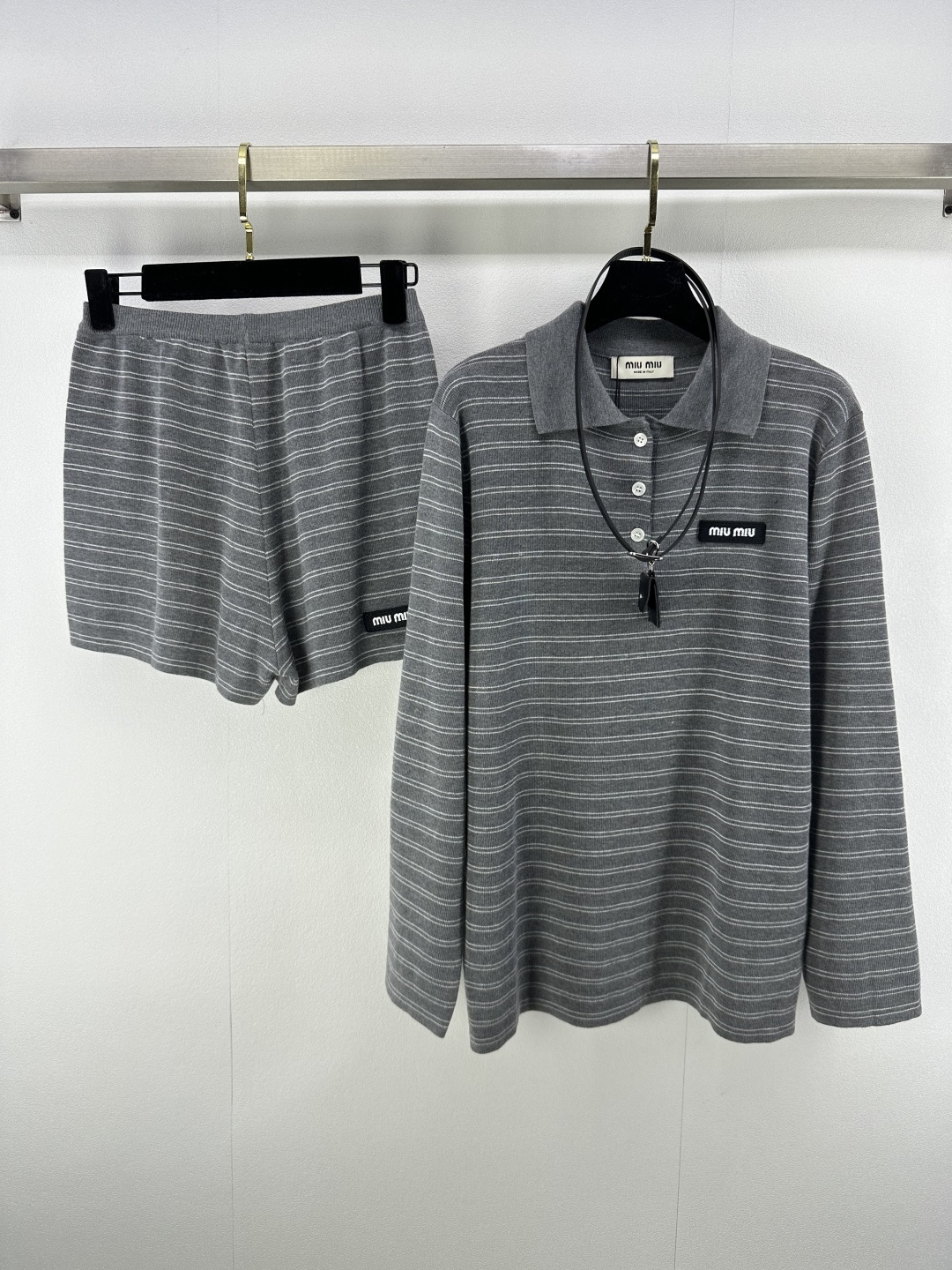 NO:451863,Miumi* new details 25 summer new lapel belt set chest logo embroidery lapel long sleeves + elastic shorts The finishing touch of the belt is also worn with small leather pocket decoration. Fashionable temperament. Easy to control in various occasions. Details online. 2 colors and 3 codes SML,,miumiu, shorts, alexander wang19860909Miumi*上新细节 25 夏季新款翻领腰带套装 胸前logo刺绣 翻领长袖+松紧短裤 腰带点睛之笔还配戴小皮口袋装饰 时髦气质 各种场合轻松驾驭 细节感在线 2色3码SML,,miumiu,shorts,alexander wang,Women's clothing