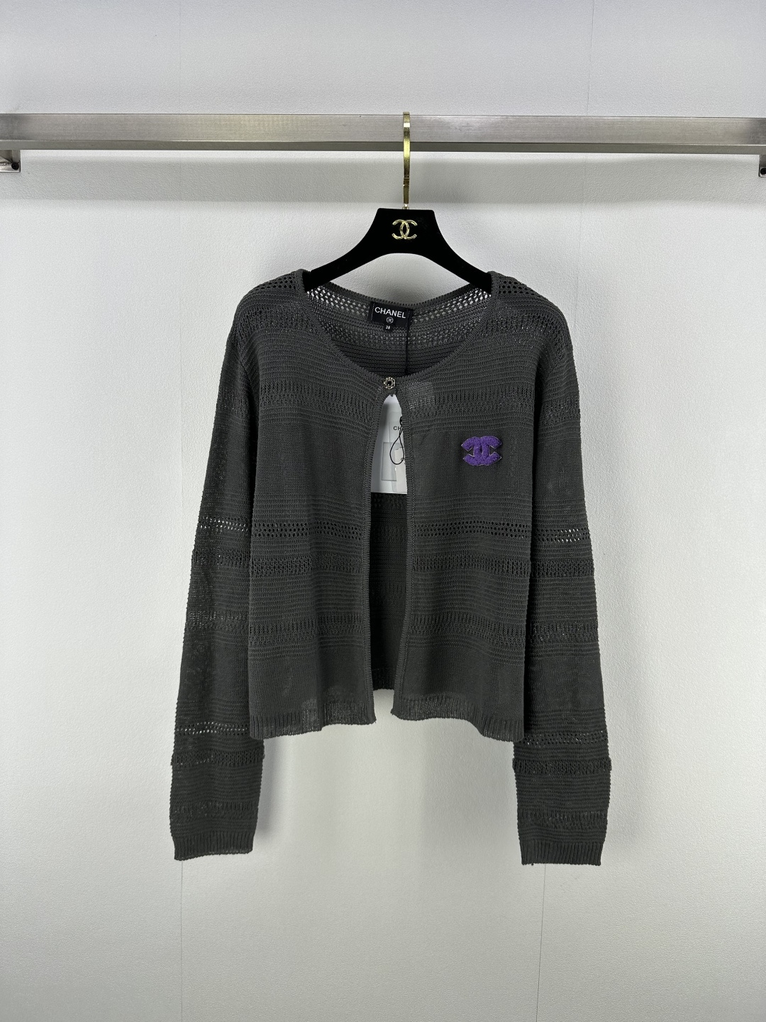 NO:453041,Chane* new details 25 New summer knitted round neck cardigan long sleeves Positioning contrasting color flocking logo High-end fashionable and exquisite outfit elegant temperament Easy to control when traveling or gathering 3 colors and 3 codes SML, chanel, alexander wang19860909Chane*上新细节 25 夏季新款针织圆领开衫长袖 定位撞色植绒logo 高级时髦精致 穿搭气质优雅 日常出行或聚会轻松驾驭 3色3码SML,,chanel,alexander wang,Women's clothing