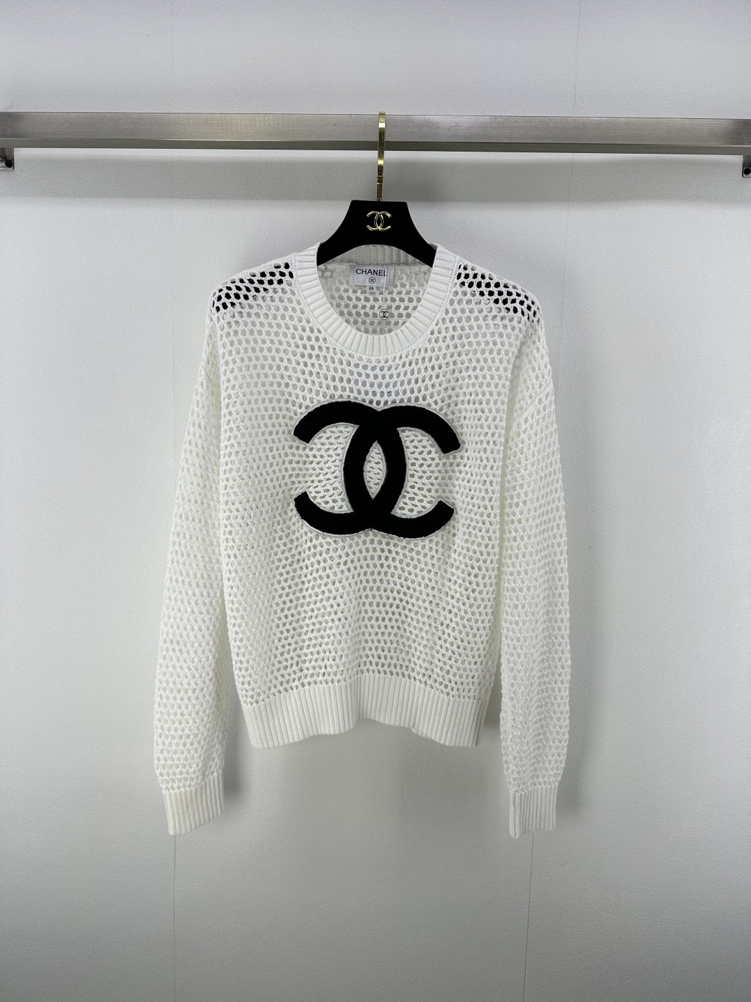 NO:453046,Chane* new details 25 Spring and summer new products double C round neck hollow long sleeves, contrasting large logo embellishments, age-reducing temperament retro and fashionable!  Classic basic versatile style is good no matter how you match it. 2 colors and 3 sizes SML, chanel, alexander wang19860909Chane*上新细节 25 春夏新品双C圆领镂空长袖,撞色大logo点缀配色减龄气质复古又时髦！经典基础百搭版型不挑人怎么搭都好看 2色3码SML,,chanel,alexander wang,Women's clothing