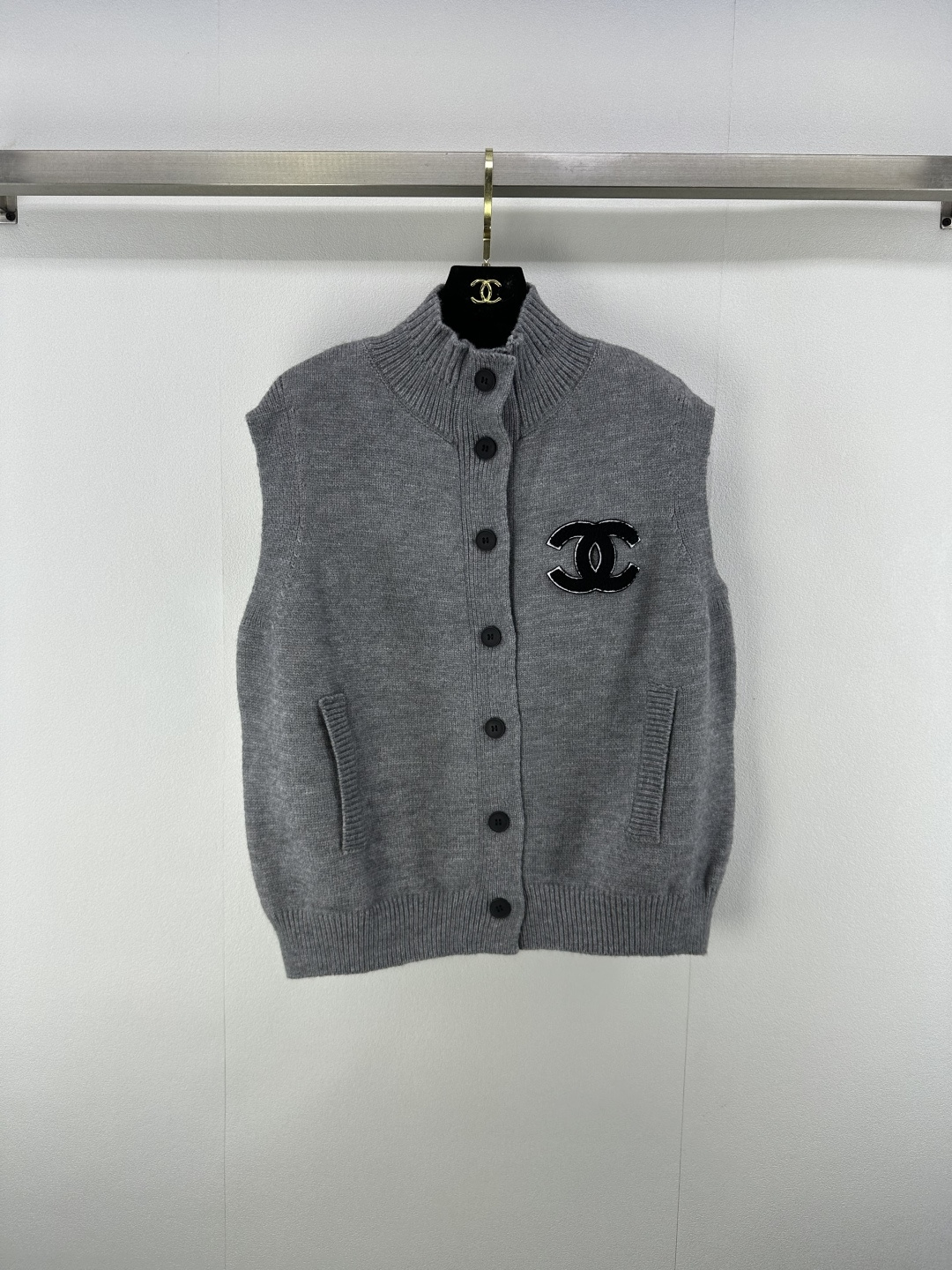 NO:451853,Chane* New Details 25 New Summer Stand Collar Cardigan Vest!  White, rich and beautiful must be used as a magical tool!  All-purpose and versatile, super slimming!  Soft, glutinous and delicate texture is super comfortable!  Layered artifact!  Retro temperament is fashionable and high-end!  The upper body looks huge and slim!  2 colors 3 codes SML, chanel, alexander wang19860909Chane*上新细节 25 夏季新款立领开衫马甲背心！白富美必入神器！万能百搭超显瘦！软糯细腻质感超舒适！叠穿神器！复古气质时髦又高级！版型上身巨显瘦！ 2色3码SML,,chanel,alexander wang,Women's clothing