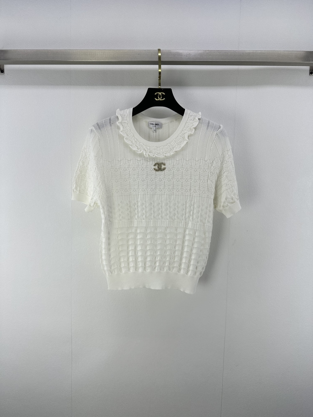 NO:453032,Chane* new details 25 Spring and summer new knitted lace collar short sleeves, body texture and texture fashionable temperament, positioning exquisite logo, full of sweet temperament, versatile and not picky, 2 colors and 3 sizes, SML, chanel, T-shirt, alexander wang19860909Chane*上新细节 25 春夏新款针织花边领短袖 衣身纹理纹路时髦气质款 定位精致logo 气质甜美感爆棚 百搭不挑人 2色3码SML,,chanel,T-shirt,alexander wang,Women's clothing