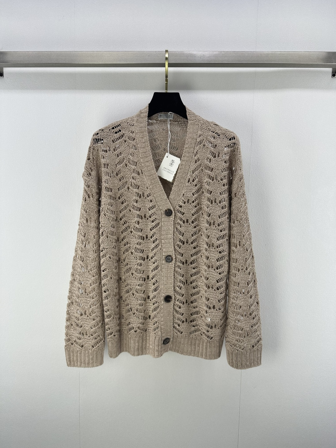 NO:452363,:1 New details on Bc* 25 New autumn v-neck contrasting hollow cardigan walking high-end Bc old-fashioned outfit, lazy and comfortable atmosphere!  Minimalist old-fashioned style outfit, Italian aesthetic color matching beads and sequins yarn heavy industry luxurious mysterious and noble!  Imported yarn Swiss weaving craftsmanship creates a low-key and luxurious sense of high quality!  Style and temperament are casual and elegant. 1 color and 3 codes SML, alexander wang19860909:1 Bc*上新细节 25 秋季新款v领撞色镂空开衫行走的高定 Bc老钱风穿搭,慵懒自在的氛围感！极简老钱风穿搭,意大利美学配色珠片亮片纱线重工奢华神秘又高贵！进口纱线瑞士机织工艺打造低调奢华的高级感！版型气质随性优雅. 1色3码SML,,alexander wang,Women's clothing