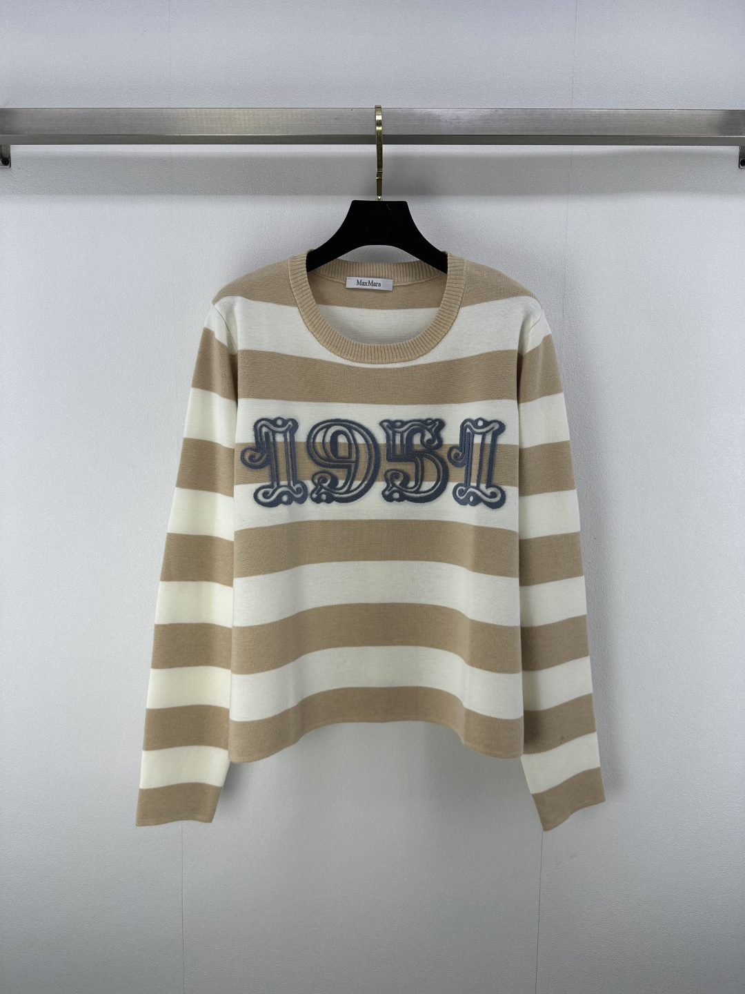 NO:452357,:1 MaxMar* New details 25 Early autumn latest letter jacquard pattern pullover long sleeves!  Customized wool knitted material, comfortable and soft, full texture, round neck pullover sweater, contrasting color hand-painted sketch jacquard letter pattern on the chest, highlighting the brand tone, simple and elegant upper body, and easy to wear on daily commute to show a fashionable feeling!  2 colors 3 codes SML, sweaters, alexander wang19860909:1 MaxMar* 上新细节 25 早秋最新字母提花图案套头长袖！定制羊毛针织材质 舒适柔软 质感十足 圆领套头毛衣 胸前撞色手绘素描提花字母图案 彰显品牌调性 上身简约大气 日常通勤轻松穿搭出洋气感！ 2色3码SML,,sweaters,alexander wang,Women's clothing