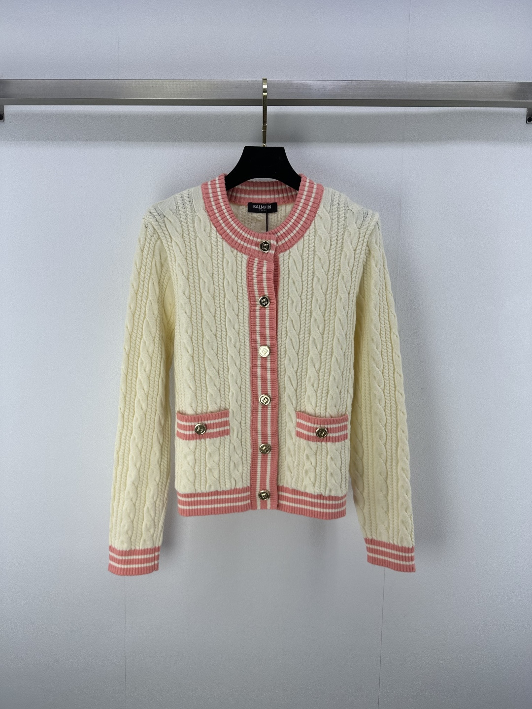 NO:453051,BALMAI* New Details 25 The latest series of round-neck knitted cardigans in early autumn!  Custom imported wool yarn material, soft and skin-friendly and comfortable. Round neck knitted long-sleeved cardigan style. The neckline is appropriately exposed to the skin. Beautify the proportion of the head and shoulders. The whole body is woven three-dimensional texture intertwined to show the brand tone. Heavy industry printed and carved round buckle plackets. Rich details show the brand tone. The upper body is fashionable and high-end. The chaebol has a sense of vision!  1 color 3 code SML, balmain, alexander wang19860909BALMAI* 上新细节 25 早秋最新系列圆领针织开衫！定制进口羊毛纱线材质 柔软亲肤舒适 圆领针织长袖开衫版型 领口恰当露肤 美化头肩比例更显瘦 通体编织立体纹理交织 彰显品牌调性 重工印刻雕花圆扣开襟 丰富细节展示品牌调性 上身时髦高级气质妥妥财阀千金即视感！ 1色3码SML,,balmain,alexander wang,Women's clothing