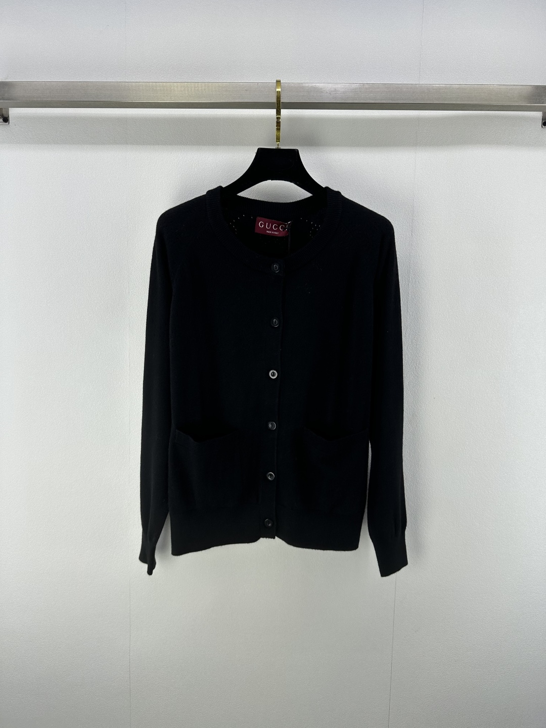 NO:453056,Gucc* New Details 25 Spring and Summer New Hollow Knit Round Neck Cardigan!  Custom blended yarn weaving, high-quality texture, long-sleeved cardigan cut, interwoven with hollow crochet texture, outlined the diamond-distributed double G letter logo pattern to highlight the high-end feeling of outfit. The neckline cuffs are threaded, elastic and elastic, more refined, slimming outfit, loose fit, full of relaxation and body shape, showing a relaxed tone, light luxury and fashionable temperament, single wear and layering, the first choice for fashionable outfits in all seasons!  3 color 3 code SML, gucci, alexander wang19860909Gucc* 上新细节 25 春夏新款镂空针织圆领开衫！定制混纺纱线织造 质感高级舒适 圆领长袖开衫剪裁 利用镂空钩针肌理交织 勾勒出菱形分布的双G字母徽标图案 凸显穿搭高级感 领口袖口采用螺纹包边 弹性松紧更显精致 穿搭显瘦 版型宽松包容身材 尽显松弛调性 轻奢时髦气质 单穿叠穿均可 四季时尚穿搭首选！ 3色3码SML,,gucci,alexander wang,Women's clothing