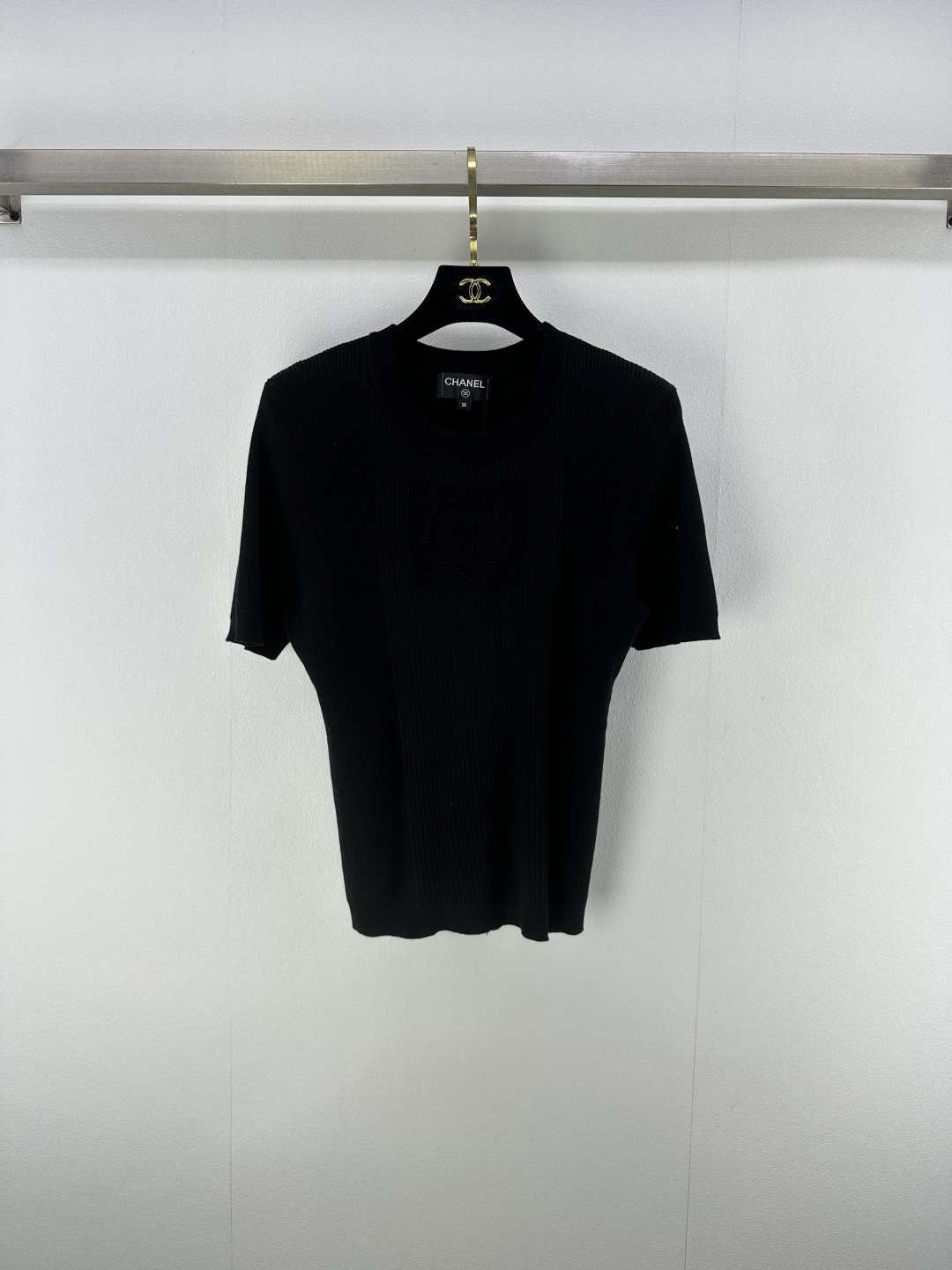 NO:452374,Chane* new details 25 New round neck love short sleeves in summer, customized tensil yarn weaving, breathable and comfortable, full texture, cut off the shoulder short top, light and texture more suitable for summer, love diamonds on the chest interlaced double C letter pattern, rich and colorful layers, back echoes the double C metal logo, highlighting the brand style, ready-to-wear is slightly elastic, presenting a slim visual effect, and the inner wear is brilliant and fashionable. 2 colors and 3 sizes SML, chanel, T-shirt, alexander wang19860909Chane*上新细节 25 夏季新款圆领爱心短袖 定制天丝纱线织造 透气舒适 质感十足 正肩短款上衣裁剪 轻薄质感更适宜夏天 胸口爱心菱格交错双C字母图案 层次丰富多彩 后背呼应双C金属标 凸显品牌格调 成衣略带有弹力 呈现显瘦视觉效果 单穿内搭都出彩时髦. 2色3码SML,,chanel,T-shirt,alexander wang,Women's clothing