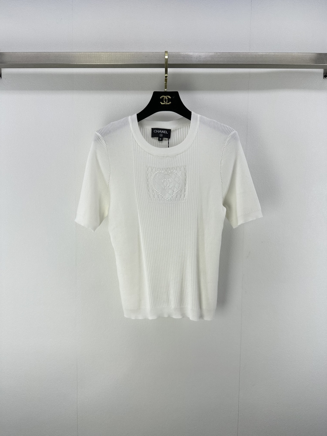 NO:452377,Chane* new details 25 New round neck love short sleeves in summer custom-made tinsel yarn woven breathable and comfortable texture Full texture Cut off the shoulder short top is light and more suitable for summer Love diamonds on the chest interlaced double C letter pattern with rich layers Colorful back echoing the double C metal logo highlights the brand style The ready-to-wear is slightly elastic and presents a slim visual effect The inner wear is brilliant and fashionable 2 colors and 3 codes SML, chanel, T-shirt, alexander wang19860909Chane*上新细节 25 夏季新款圆领爱心短袖 定制天丝纱线织造 透气舒适 质感十足 正肩短款上衣裁剪 轻薄质感更适宜夏天 胸口爱心菱格交错双C字母图案 层次丰富多彩 后背呼应双C金属标 凸显品牌格调 成衣略带有弹力 呈现显瘦视觉效果 单穿内搭都出彩时髦 2色3码SML,,chanel,T-shirt,alexander wang,Women's clothing