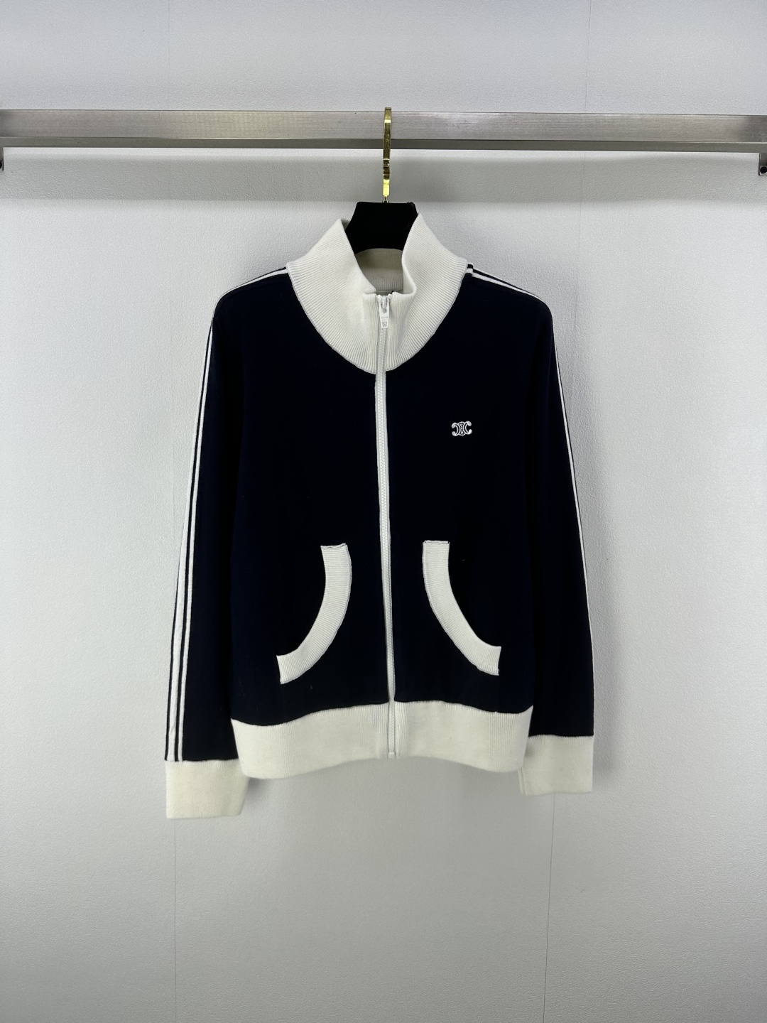 NO:452386,Celin* new details 25 Summer new webbing contrasting color casual zipper cardigan Customized YB imported material High-quality texture Fully-quality Classic baseball uniform cardigan tailoring Arc decorative on the chest Echoing details of zipper buckle Low-key fashionable The webbing lines and large body form contrasting color echo The overall tone is full of effortless matching High-end fashionable style 3 colors 3 codes SML, celine, alexander wang19860909Celin*上新细节 25 夏季新款织带撞色休闲拉链开衫 定制YB进口材质 质感高级 品相十足 经典棒球服开衫剪裁 胸口缝制凯旋门徽标装饰 与拉链扣细节呼应 低调时髦 织带线条和大身形成撞色呼应 整体调性十足 不费力搭配 高级时髦款 3色3码SML,,celine,alexander wang,Women's clothing