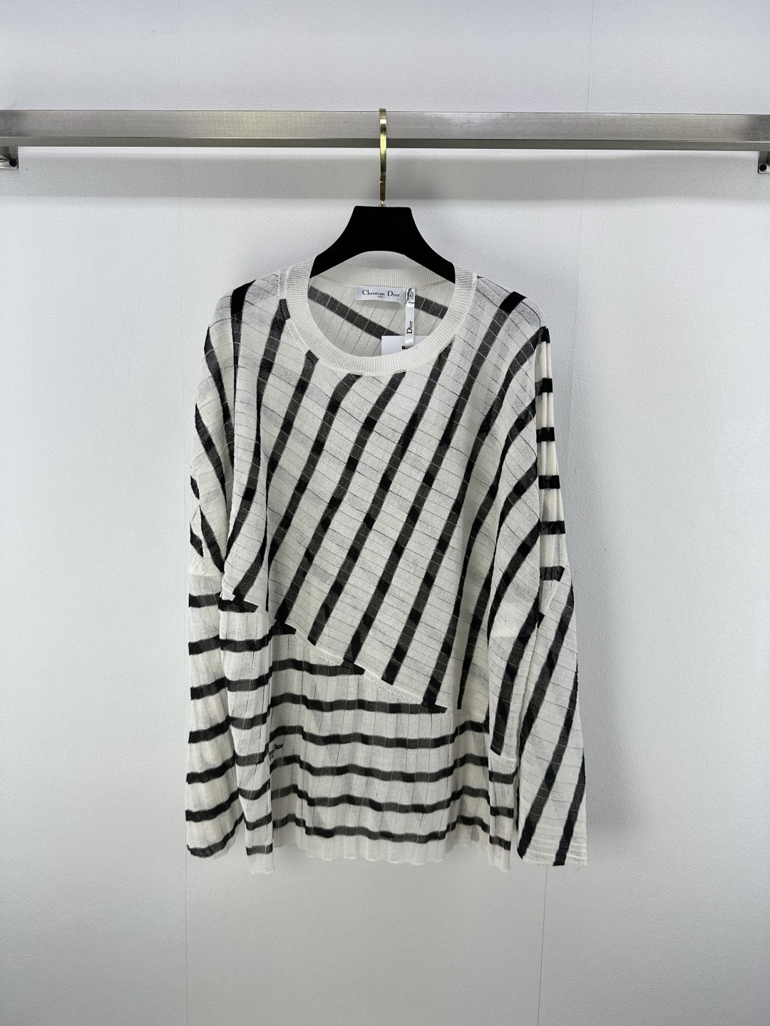 NO:452370,:1 Dio* new details 25 New summer striped pullover knit sweater Customized YB linen yarn woven High-quality texture Comfortable and soft Round neck long-sleeved sweater cut Regular loose silhouette elastic style Wide threaded neckline The large body stripes are designed with the design misalignment. Decorated with waist embroidery craft letters to highlight high-end positioning and fashionable tone Creating a fashionable atmosphere Make the style more durable and versatile 1 color 3 code SML,,dior,sweaters,alexander wang19860909:1 Dio*上新细节 25 夏季新品条纹套头针织毛衣 定制YB亚麻纱线织造 质感高级 舒适柔软 圆领长袖毛衣剪裁 常规宽松廓形弹力版型 领口宽螺纹包边 大身条纹以走向错位为设计亮点 配合腰身刺绣工艺字母装点 彰显高级定位和时尚调性 打造时髦氛围感 让风格更耐看百搭 1色3码SML,,dior,sweaters,alexander wang,Women's clothing