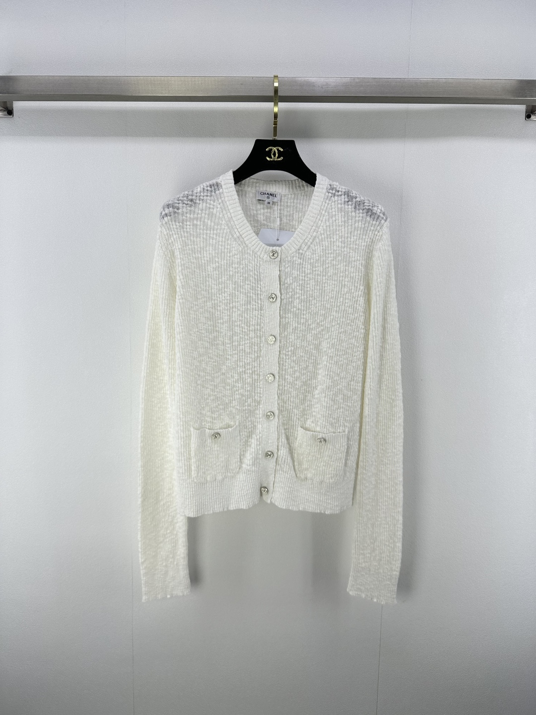 NO:452366,:1 Chane* new details 25 Summer new style CoCo beach series cardigan long sleeves Custom knitted material Custom hardware buttons, delicate texture Soft and comfortable all-body vertical texture rich visual effects Matching with elastic characteristics It fits the body and makes it look slimmer and adds exquisite tone to show brand tone. Versatile styles do not pick the age-based skin tone!  2 colors 3 codes SML, chanel, alexander wang19860909:1 Chane*上新细节 25 夏季新款 CoCo沙滩系列开衫长袖 定制针织材质 定制五金纽扣,细腻肌理 柔软舒适通体竖纹肌理丰富视觉效果 搭配弹性十足的特性 贴合身型更显瘦 增添精致调性 展示品牌调性 百搭款式不挑年龄肤色！ 2色3码SML,,chanel,alexander wang,Women's clothing